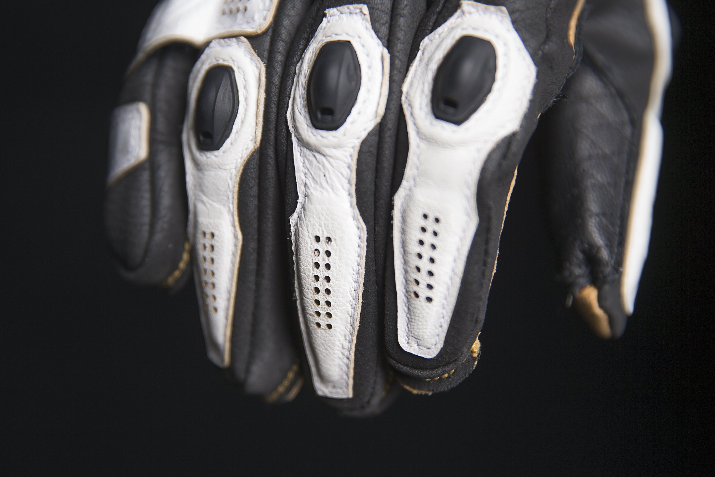 Detail of the Icon Hypersport Short glove knuckle and finger construction