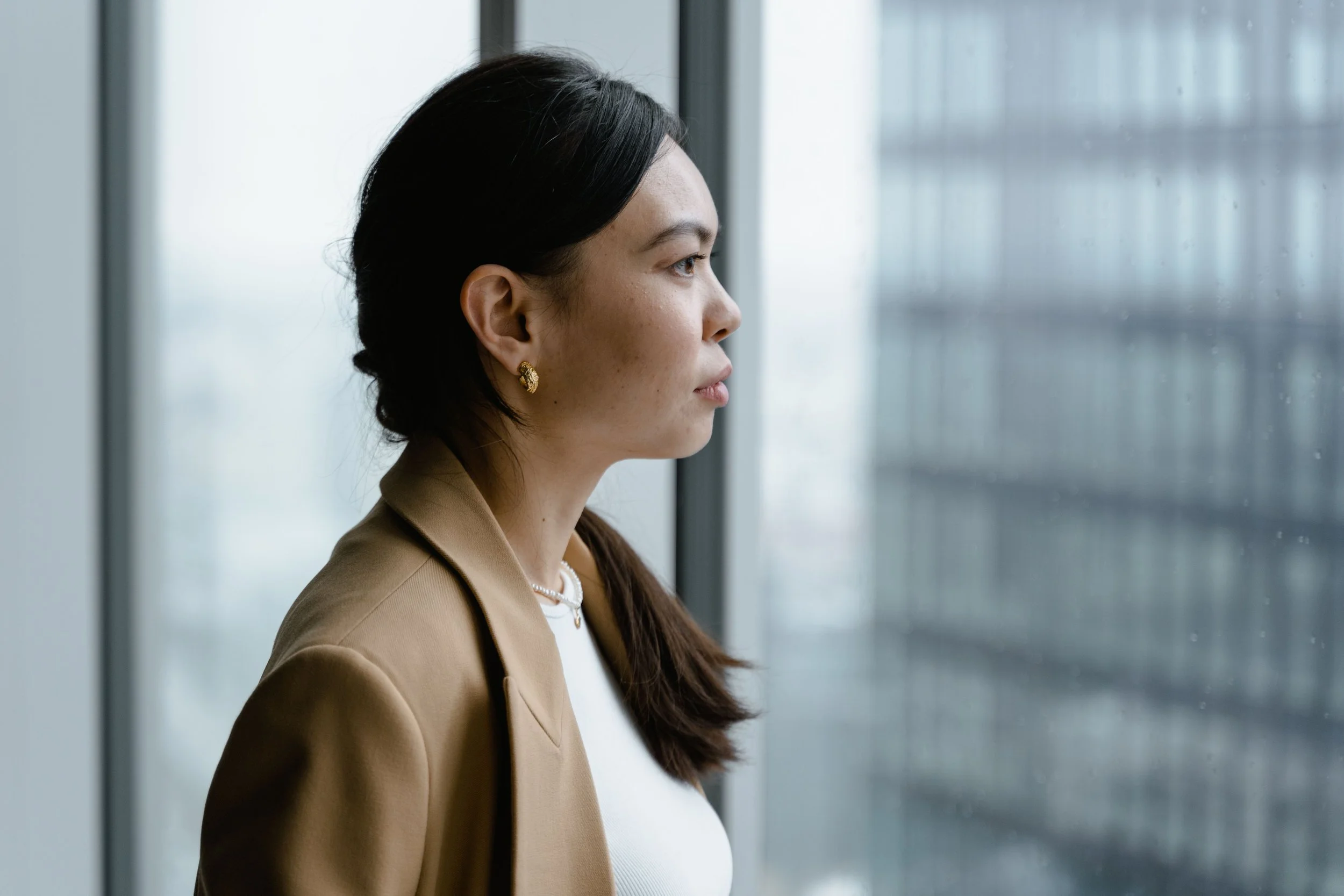 Woman looking thoughtful representing the psychological experience of body change during GLP-1 therapy and the need for trauma-informed support