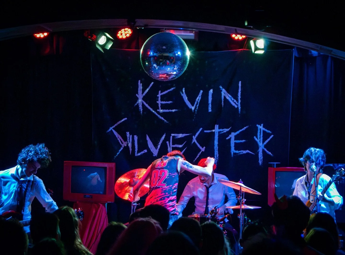 The Melbourne show for @bellehavenband's Be Enough Tour is SOLD OUT!! And it's only been a week wtf. Brisbane isn't too far behind. SO EXCITED TO SEE EVERYONE!!! 🤘🏻💥

📸: @hudashehzadphotography