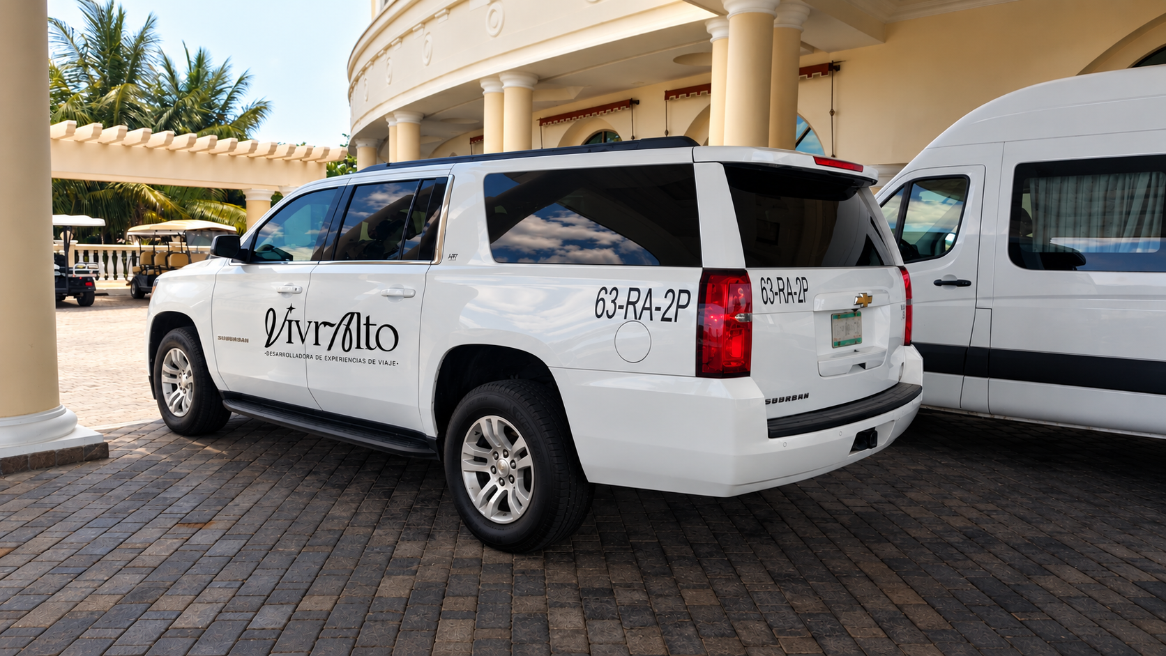 SUV blanco en entrada de resort de lujo.png