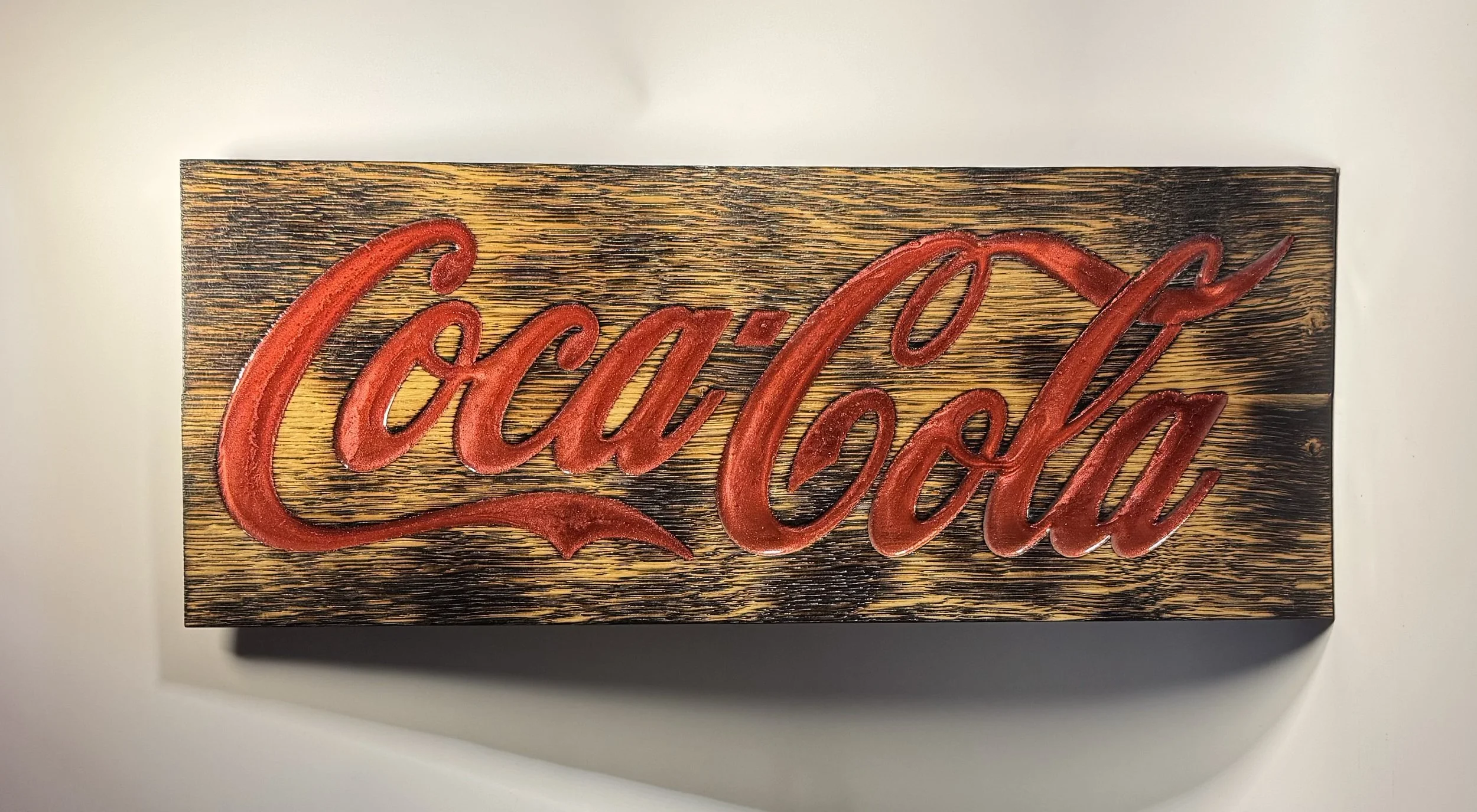 Vrij werk object van hout en epoxy Coca-Cola logo