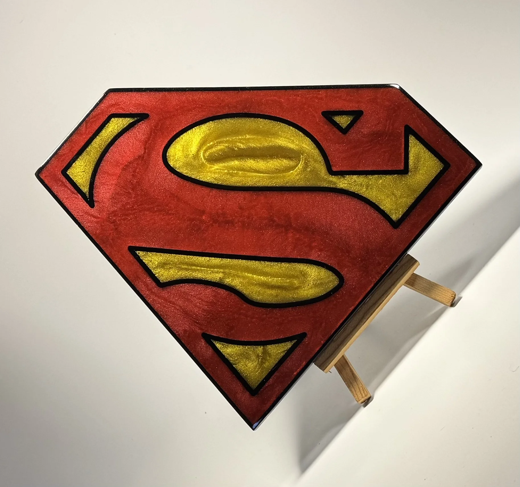 Vrij werk object van hout en epoxy Superman symbool