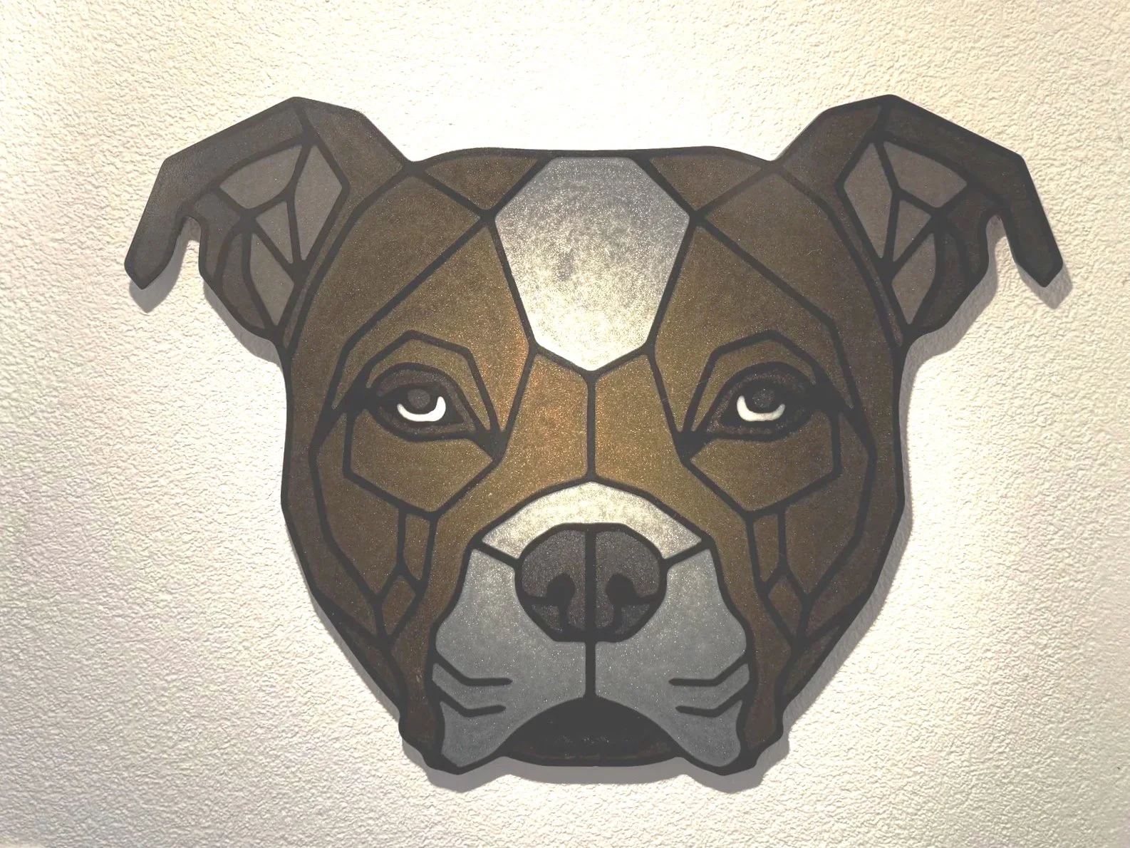 Portretobject van hout en epoxy hond Stafford