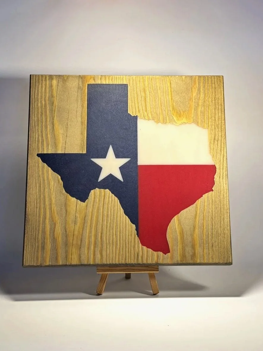 Wandobject van hout en epoxy. Inlay de staat Texas met de vlag van Texas in drie kleuren epoxy.