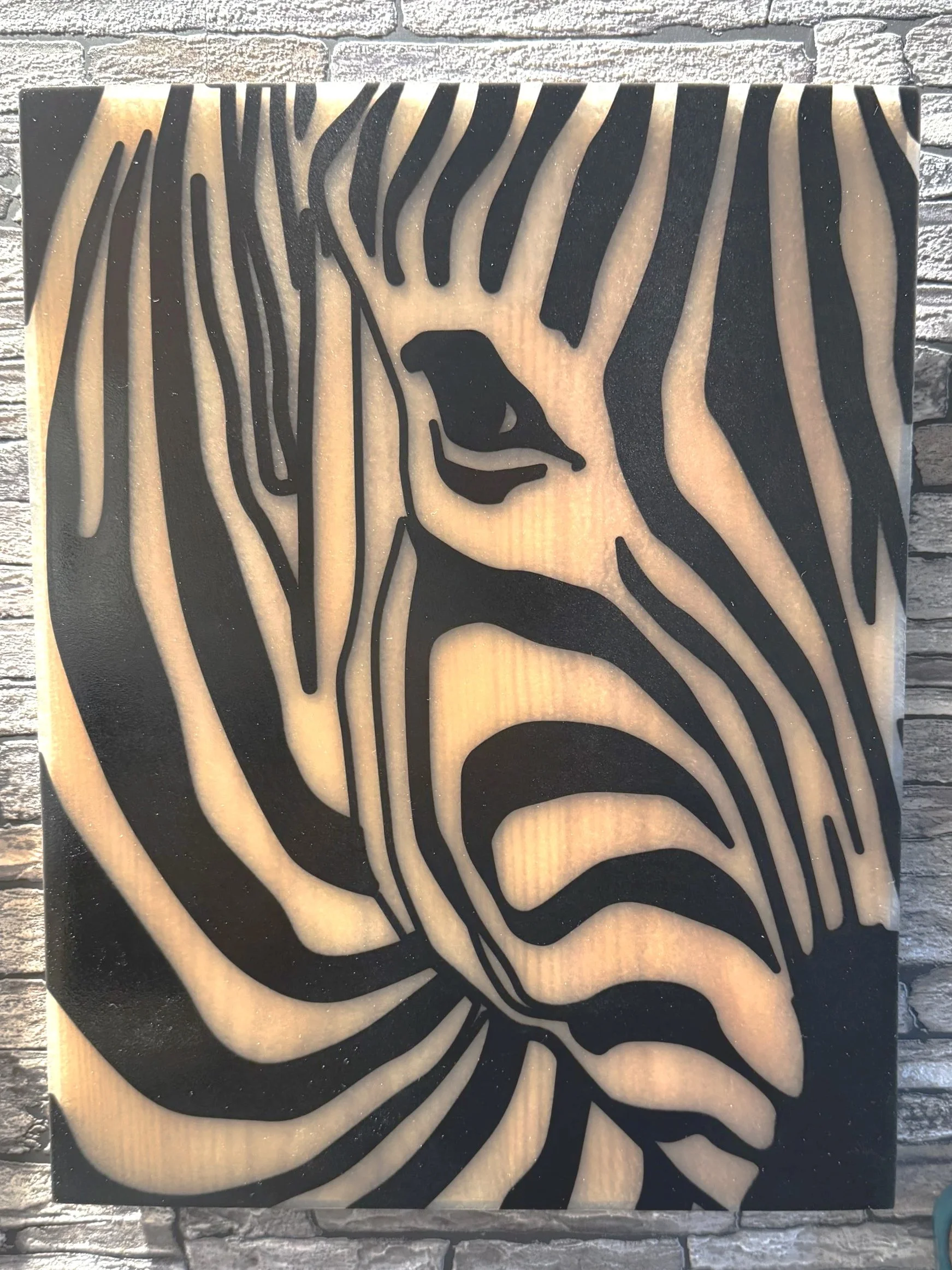 Wandobject van hout en epoxy. Inlay; zebra van twee kleuren epoxy.