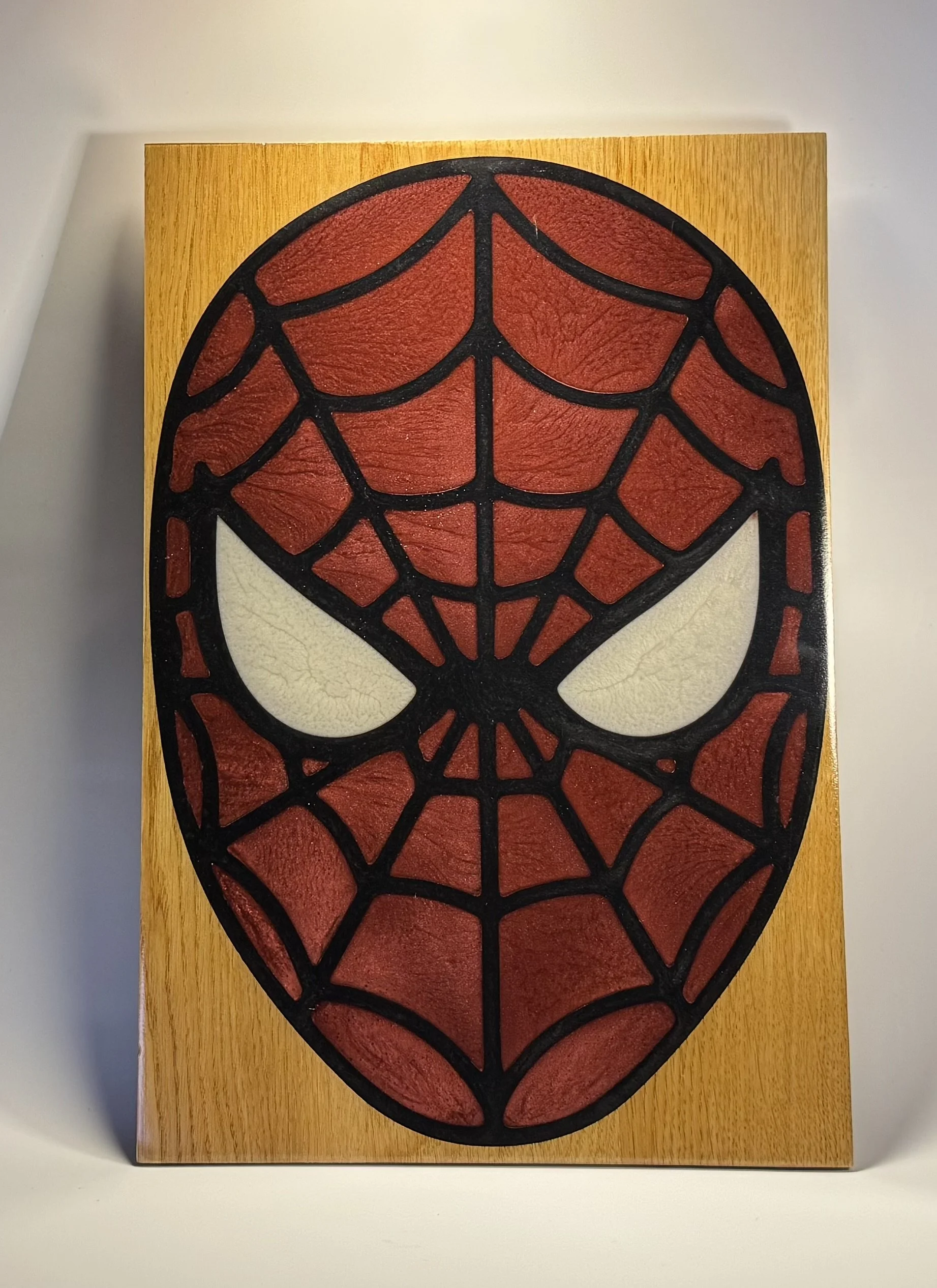 Vrij werk object van hout en epoxy Spider-man masker