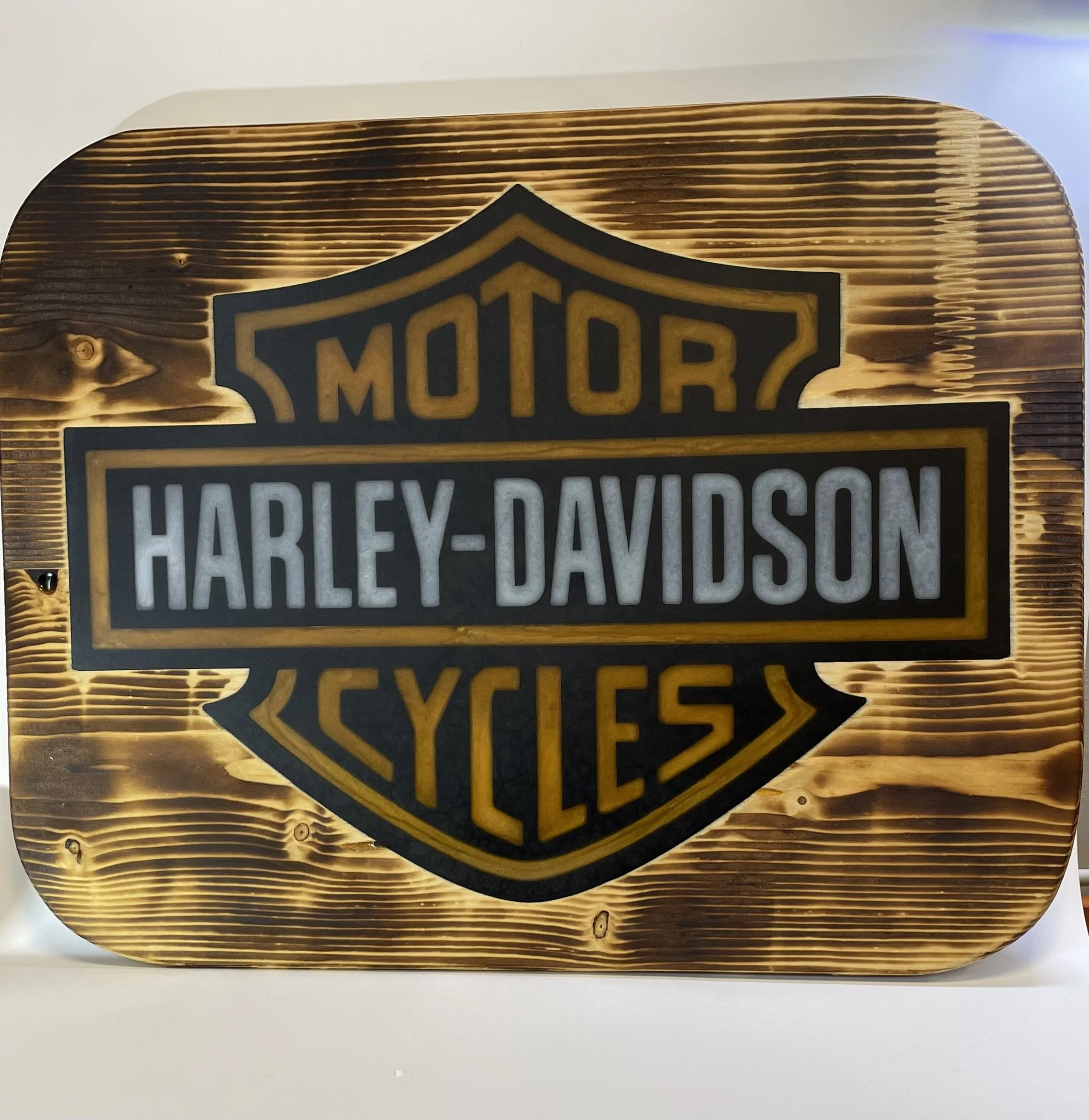 Houten reliefobject met epoxy Harley-Davidson logo