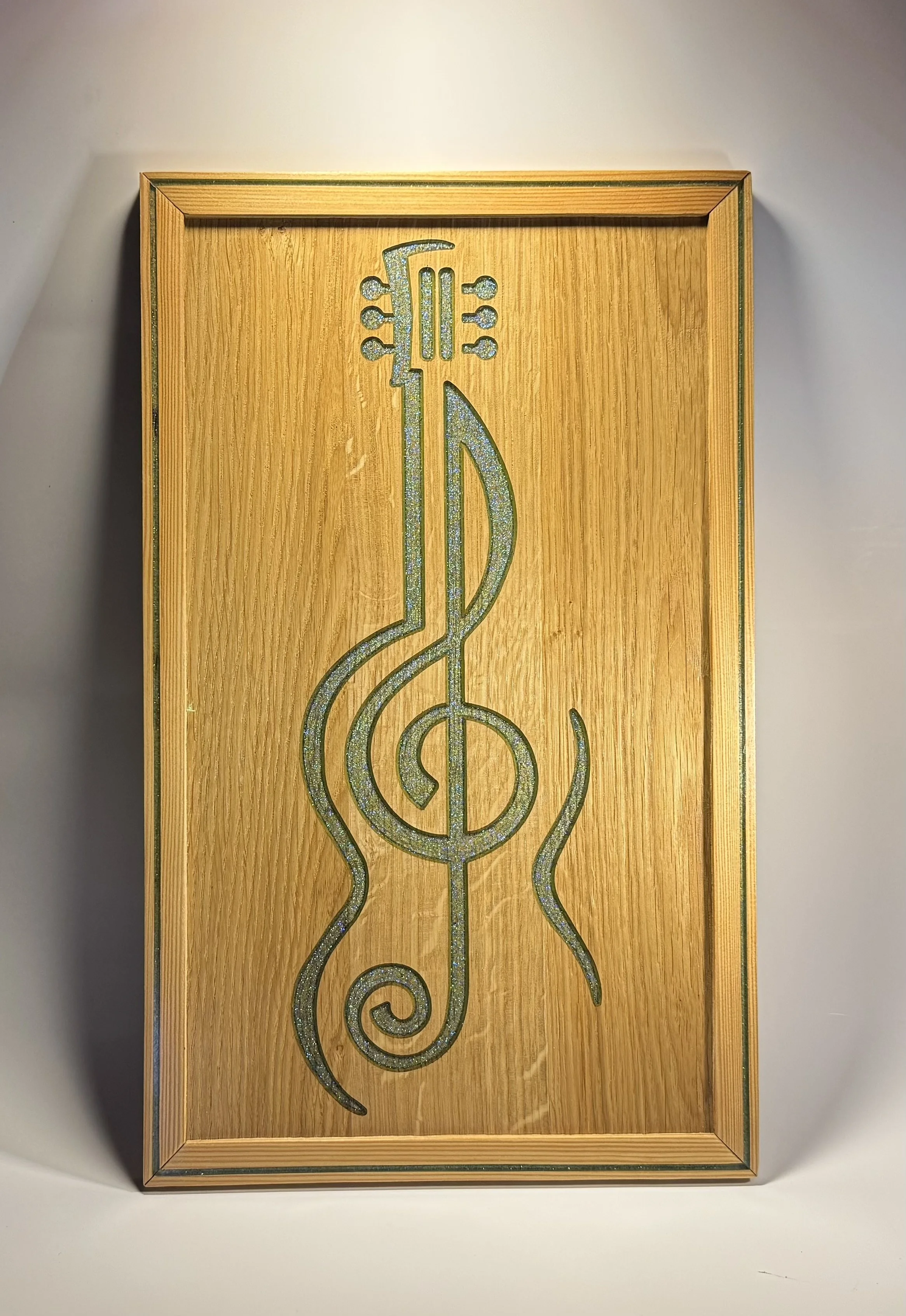 Vrij werk object van hout en epoxy gitaar en muzieknoot