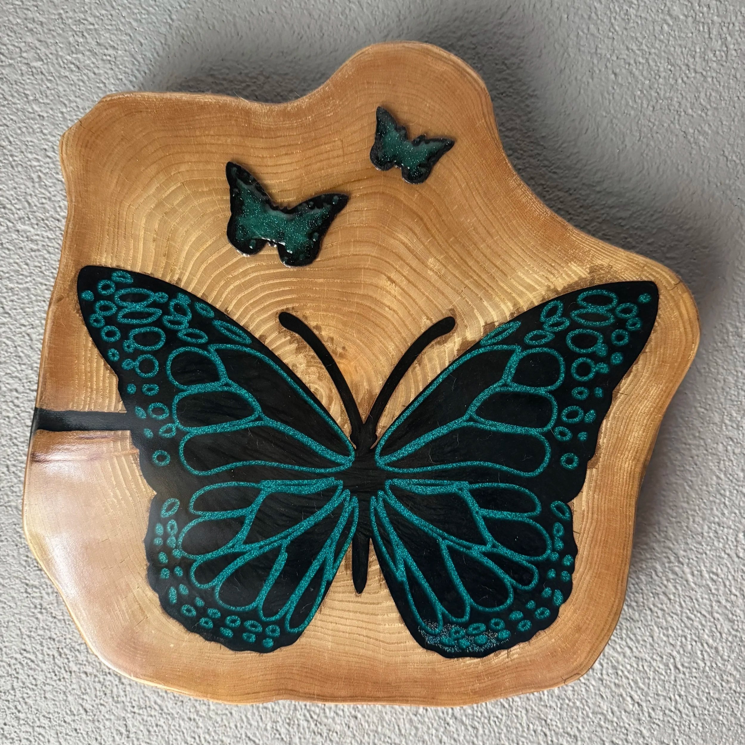 Matwerk wandobject van hout en epoxy met vlinder