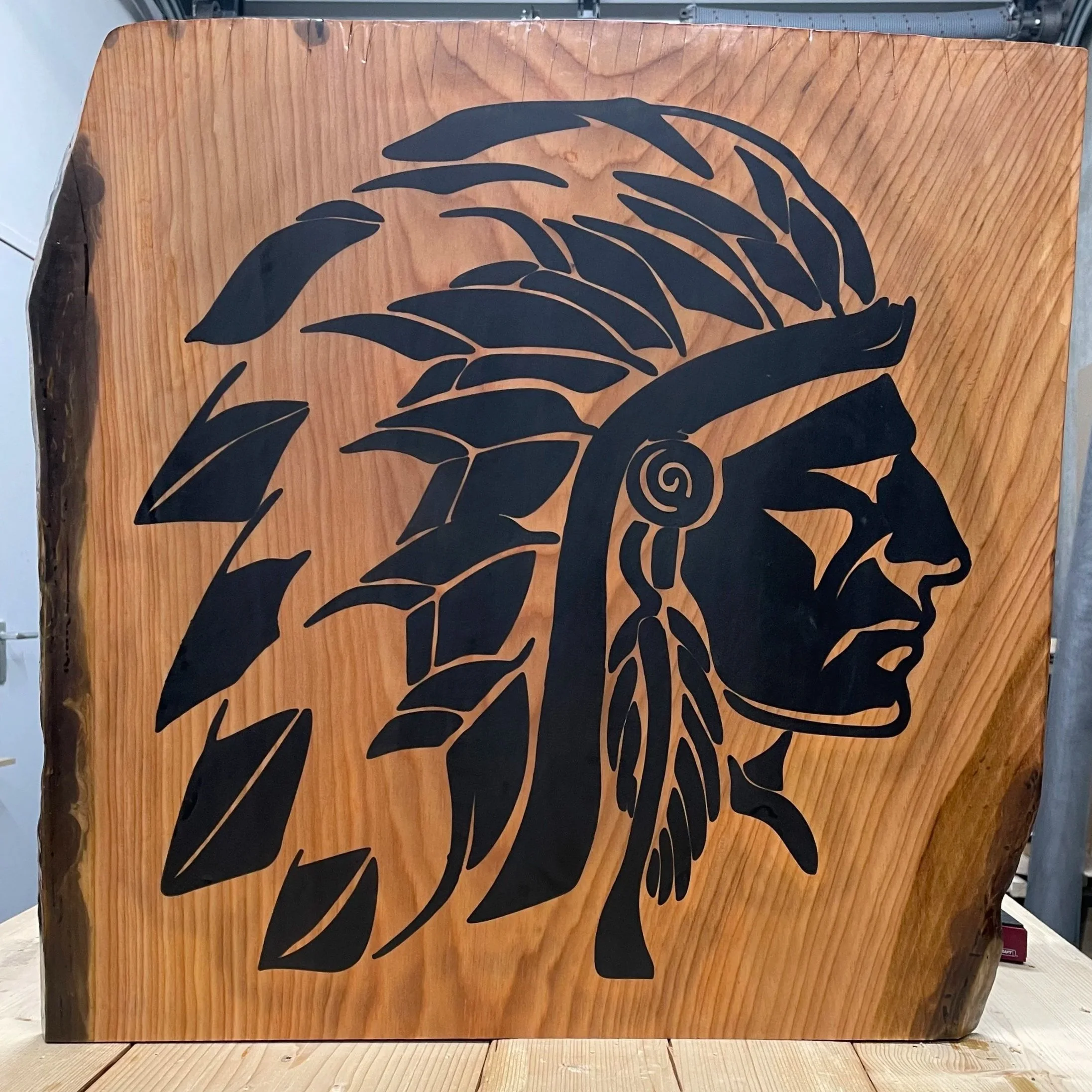 Zakelijke reliëfobject logo van hout en epoxy