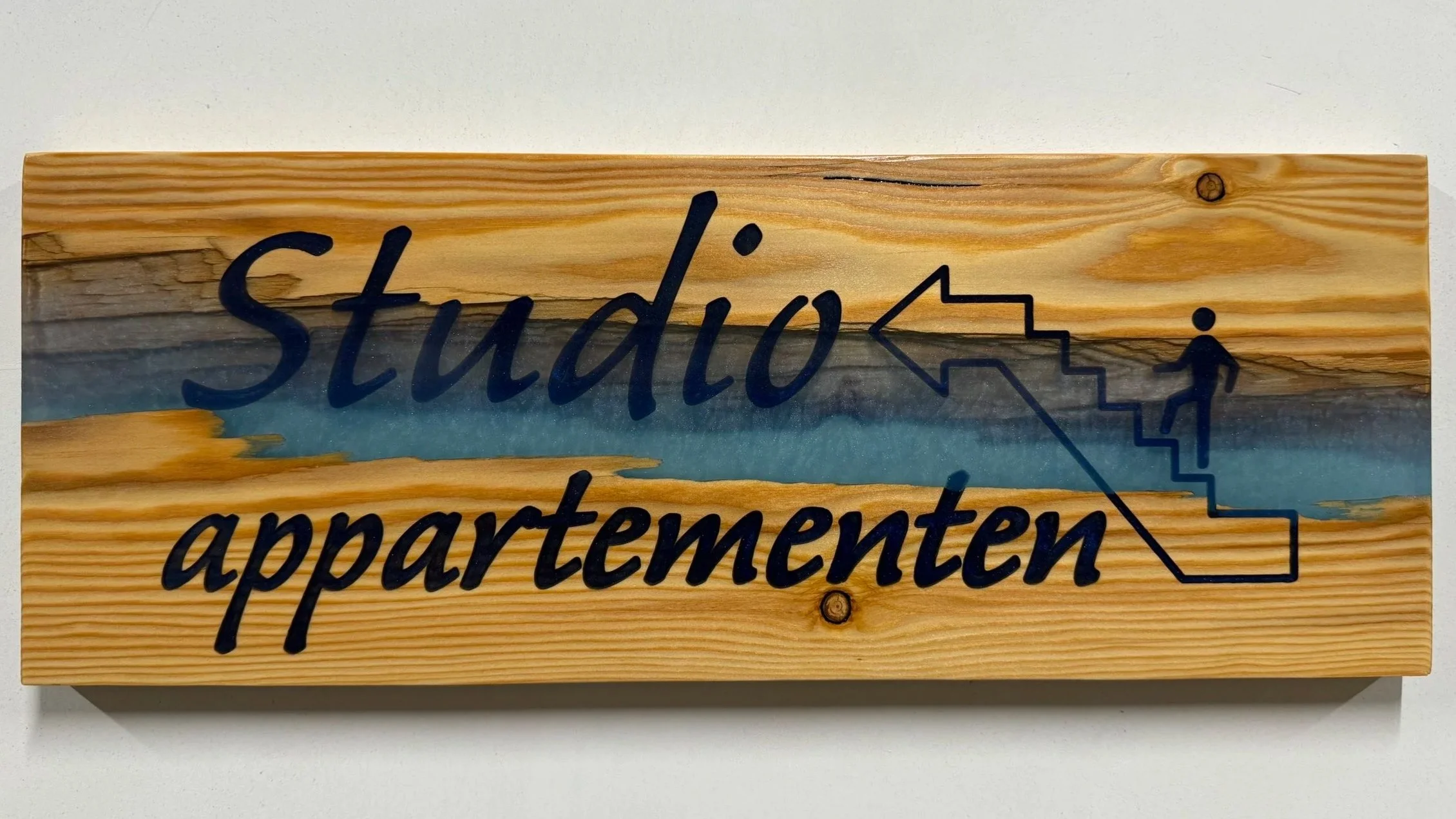 Zakelijke wegwijzer borgvan hout met epoxy