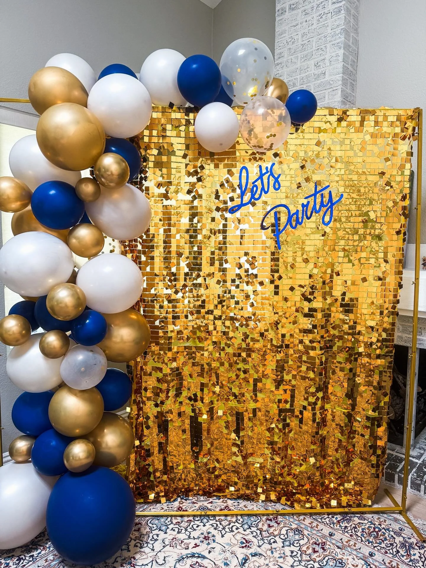 A sparkly backdrop and blue and gold for a backyard birthday!
#anaheimhills #orangecountyballoons #orangecountyparty
