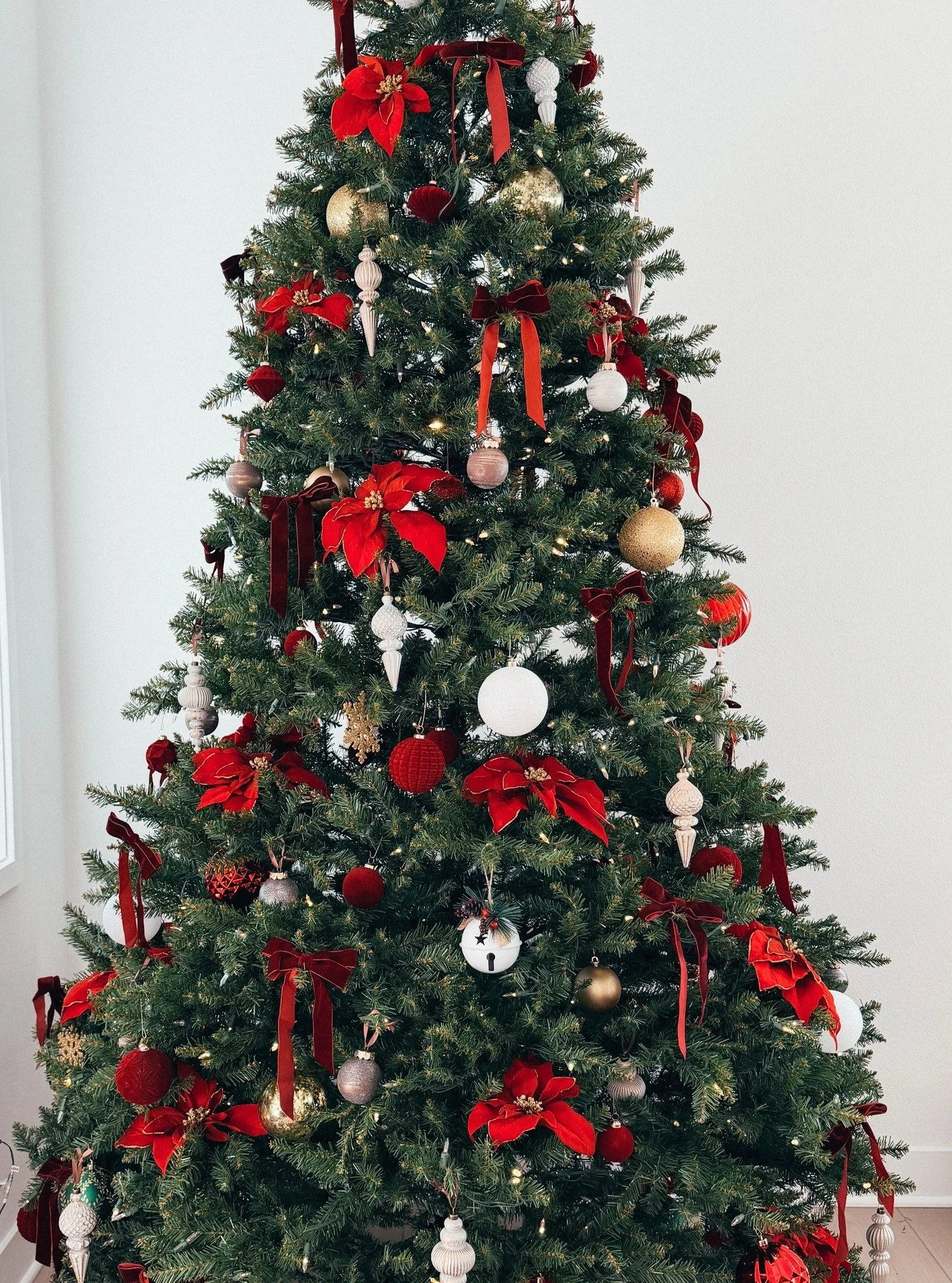 Loving how this red + gold tree came together &mdash; full, festive, and so timeless.

If you&rsquo;re dreaming of a holiday home and just can't get to it this year, we can help- limited spots left!

#HolidayDecor #ChristmasTreeDecor #HolidayStyling 