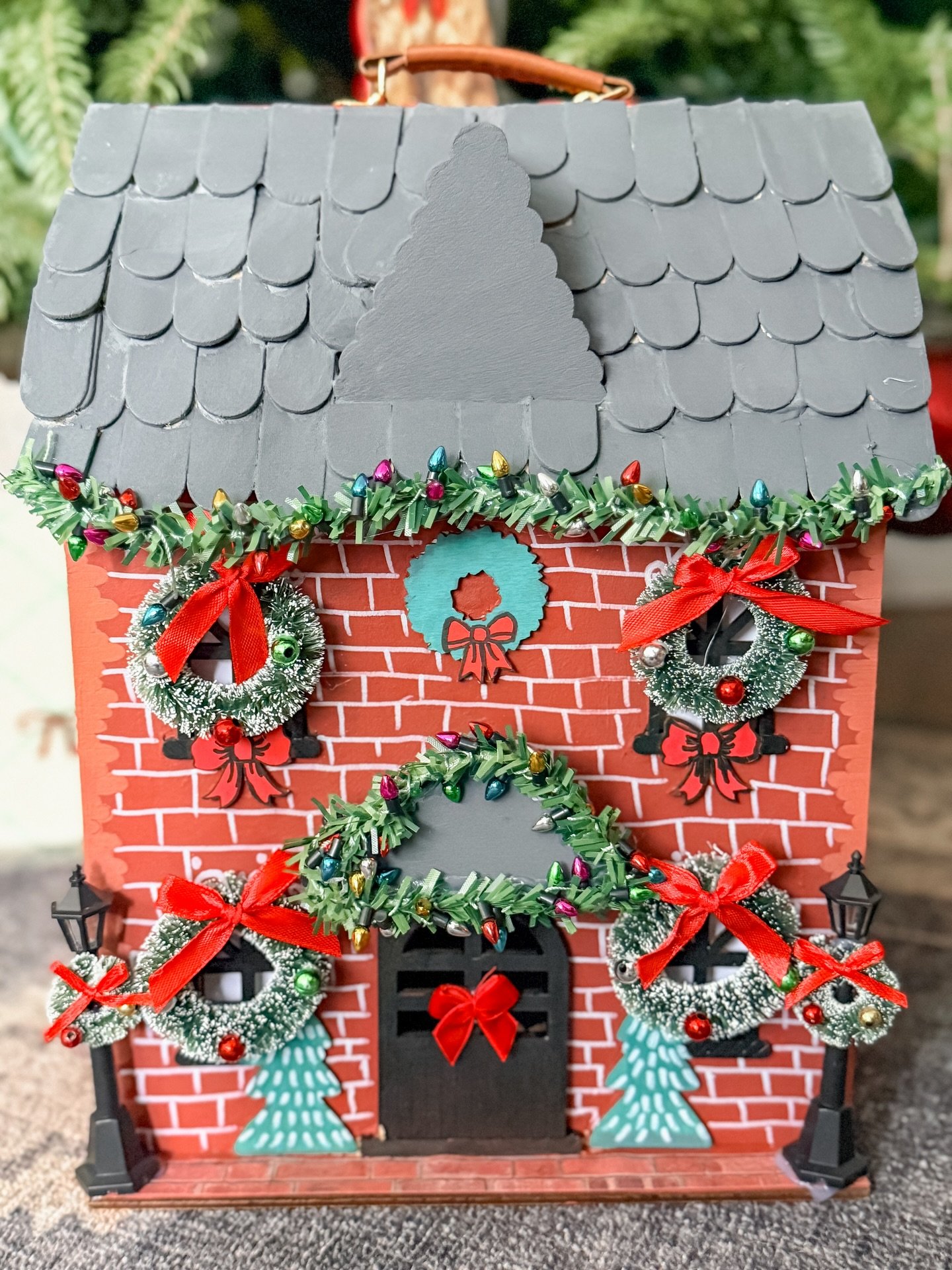 Ran out of houses to decorate.. so decided to make a mini one for my niece this year 😂 This was so fun and she loved it. 

#christmas #christmashouse #christmasgifts #minatures #dollhouse