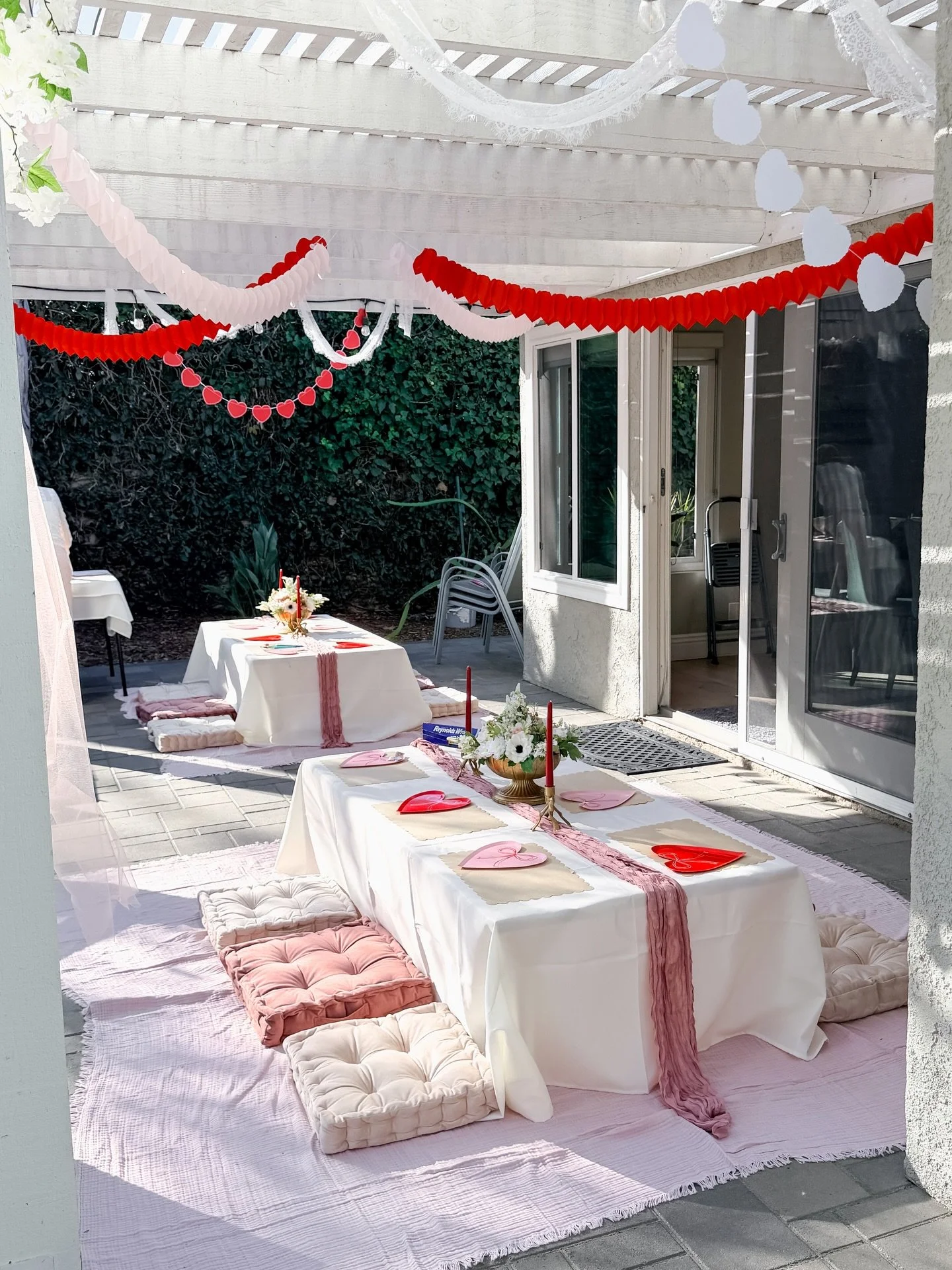 Our Galentine&rsquo;s craft party was filled with bows, blush details, heart plates, and the sweetest little makers decorating their own love-themed houses.

Because celebrating friendship and girl power starts young. ✨

Custom kids party styling ava