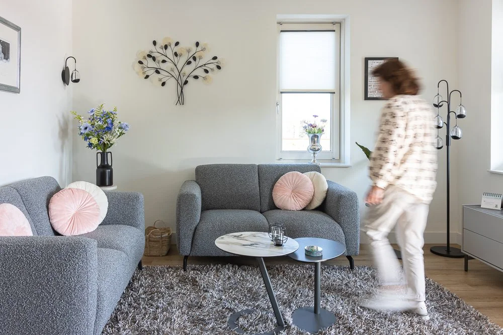        

 
   Interieurshoot Waddinxveen  Voor een interieurshoot in Waddinxveen is de recente transformatie van de ruimte sfeervol vastgelegd. Er werd nieuwe stoffering aangebracht, waaronder op maat gemaakte gordijnen, horren en Duette® Shades. De 