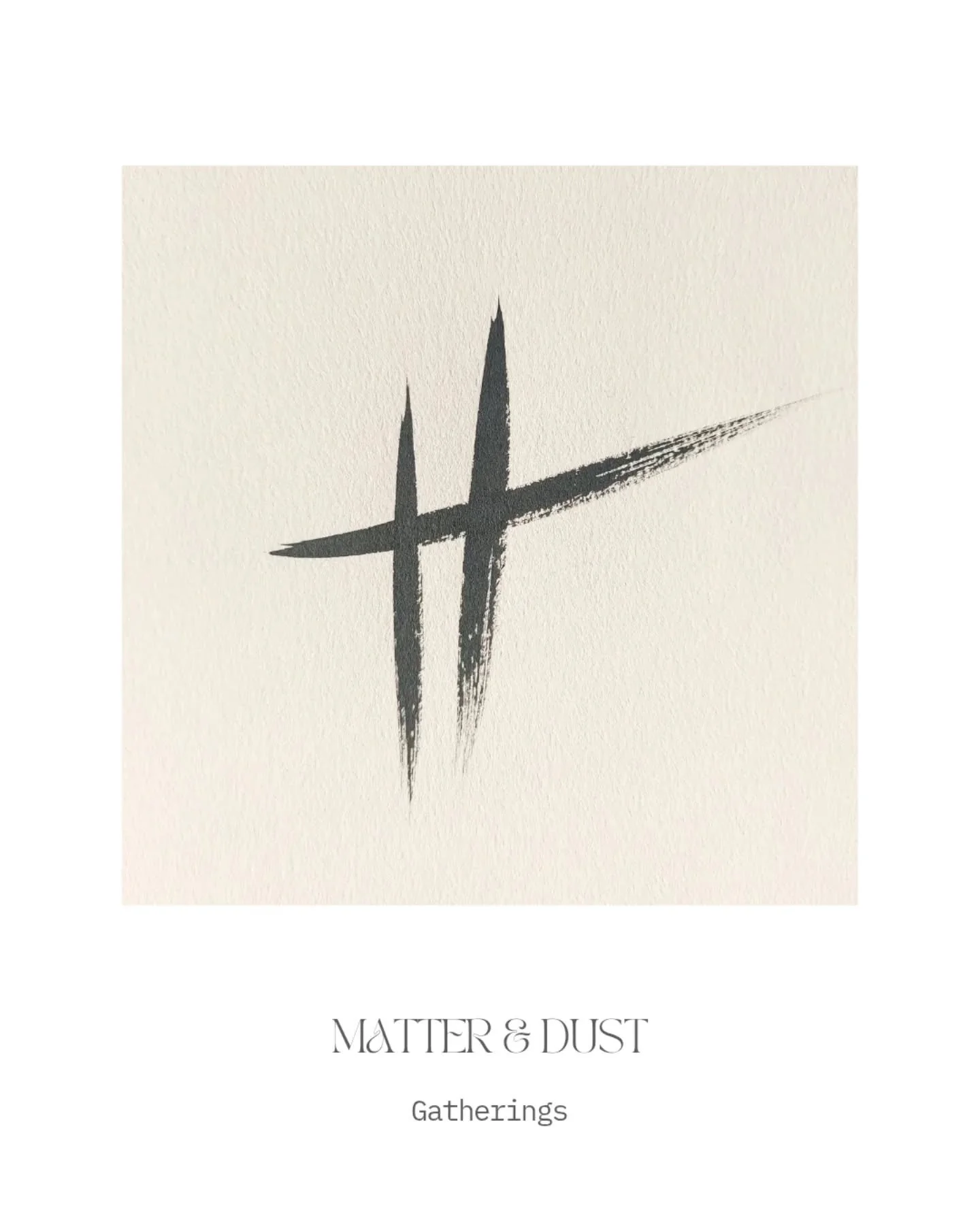 Het leven raast.
En ergens in dat razen vergeten we iets wezenlijks. Dat we deel zijn van iets groters.

Van cycli die zich al millennia herhalen. 
Van seizoenen die ademen, transformeren, loslaten en opnieuw beginnen.

Matter &amp; Dust is de uitnod