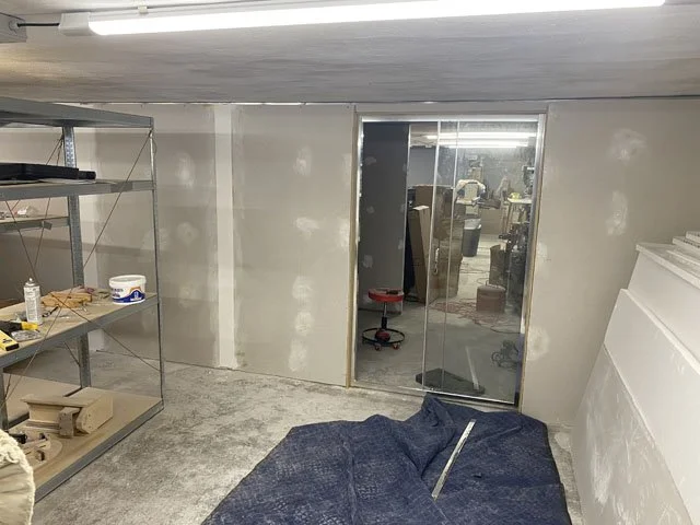 Roughed-out sliding door opening from garage into the workshop. Note 35mm thick “sandwich” cartongesso.