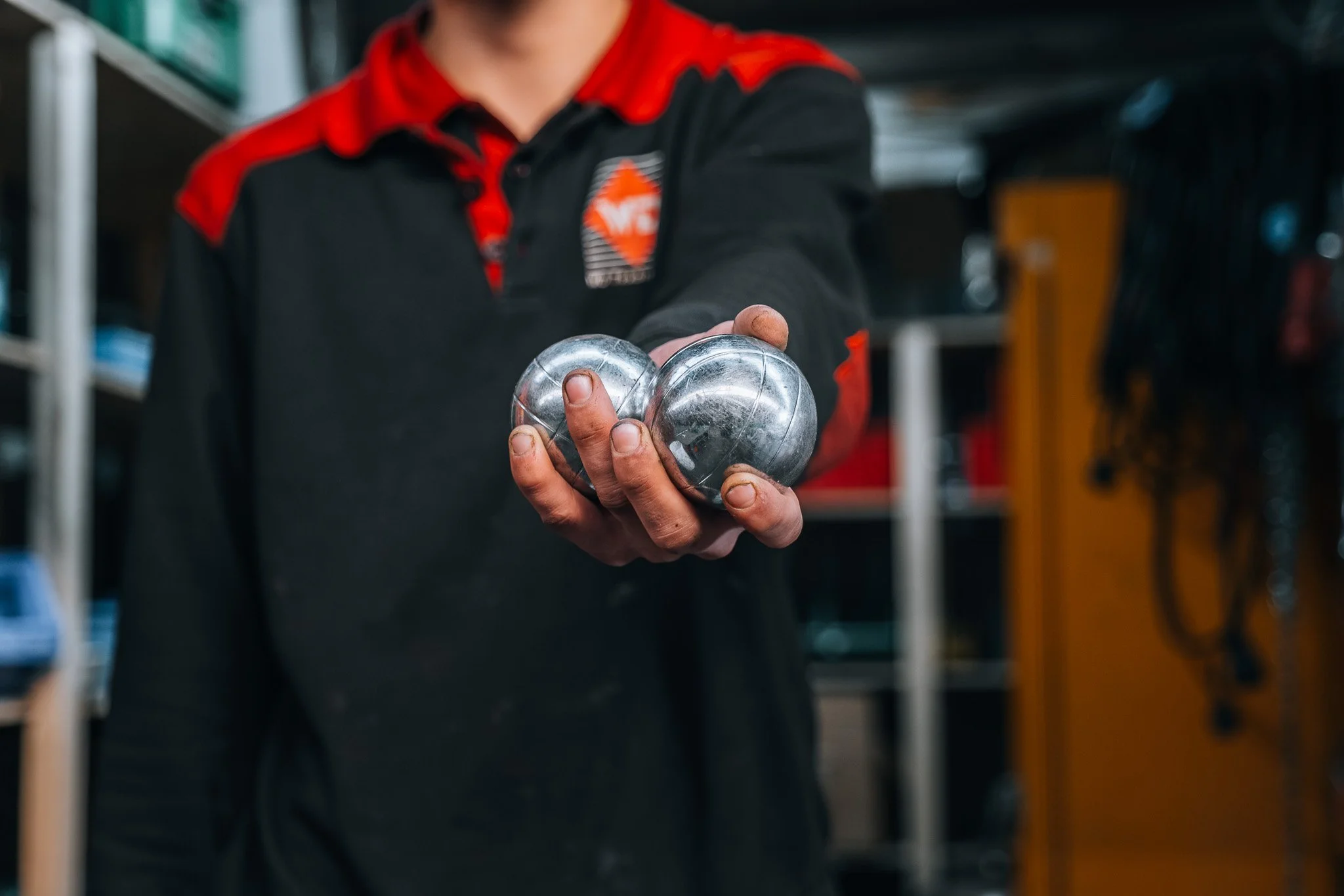 Wij hebben ballen van staal! 💪
Nee, niet (alleen) omdat we zo dapper zijn, maar omdat onze klanten dat gewoon komen langsbrengen. 
Wij kopen namelijk zo'n beetje alles van metaal en elektronica in, zodat de waardevolle materialen hergebruikt kunnen