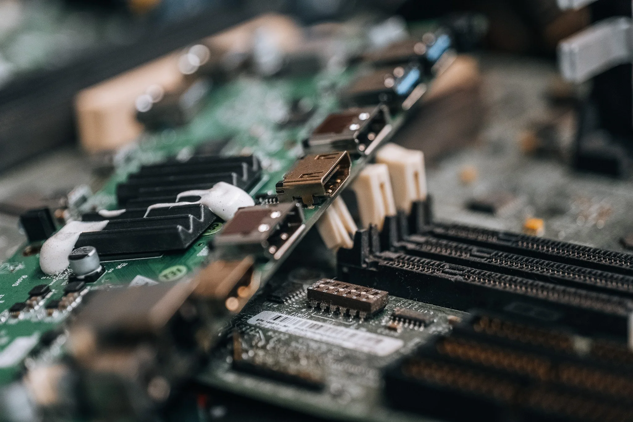 𝗜𝗧 '𝗮𝗳𝘃𝗮𝗹' 𝗶𝘀 𝗴𝗲𝗹𝗱 𝘄𝗮𝗮𝗿𝗱! 💶
In IT-apparatuur en elektronica zitten grondstoffen die schaars en waardevol zijn. Die verdienen het om hergebruikt te worden. 
In computers en elektronica zitten ook gevaarlijke stoffen. Daarom moet ou