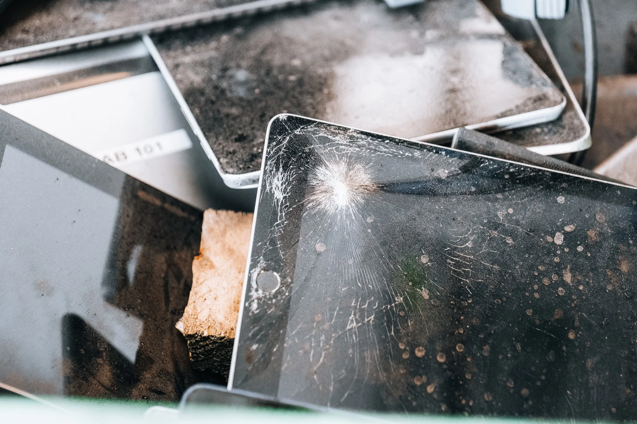 Ziet je iPad er ongeveer zo uit? Vraag een nieuwe voor Sinterklaas en lever je oude bij ons in! ♻️

Deze tablets zitten namelijk nog vol met waardevolle grondstoffen die teruggewonnen kunnen worden. 

#Duurzaam #Recycling #Ewaste #Grondstoffen #Circu