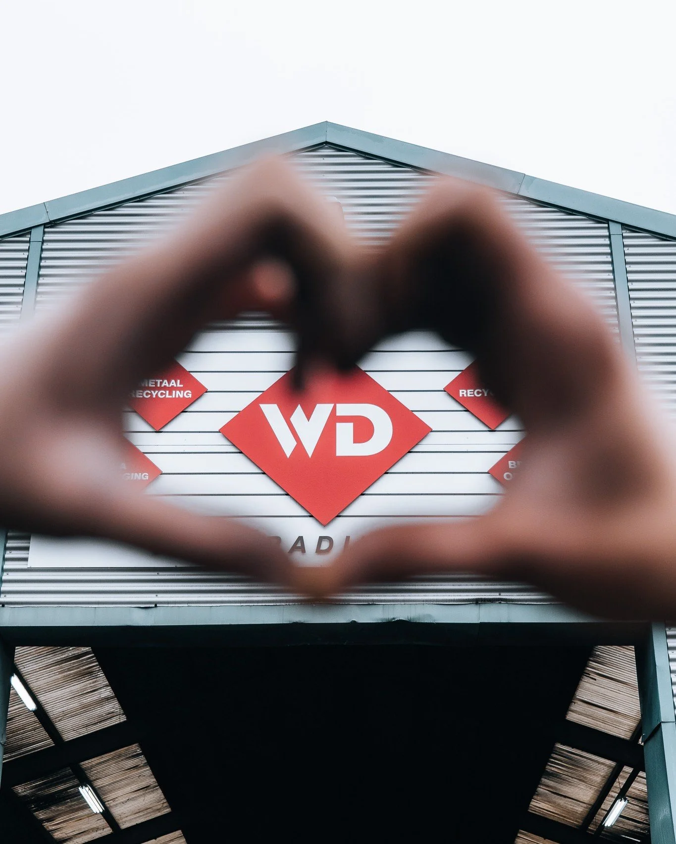 Wil jij onze valentijn zijn? Wij houden vooral van klanten die:
- de meerwaarde van hergebruik inzien;
- zuinig omgaan met grondstoffen;
- weten dat we van een geintje houden;
- weten wat het verschil tussen #ijzer en #metaal is.

Ben jij die klant d