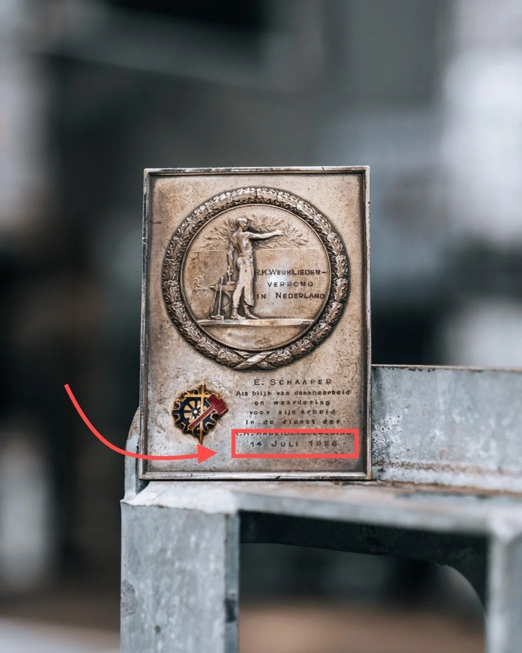 Wat is oud-ijzer &eacute;cht waard? Het snelle antwoord: een paar dubbeltjes per kilo. Maar soms komt er iets binnen dat m&eacute;&eacute;r waard is dan de dagprijs.

Laatst ontvingen we een bijzondere plaquette uit 1936. Het gaat om een &ldquo;blijk