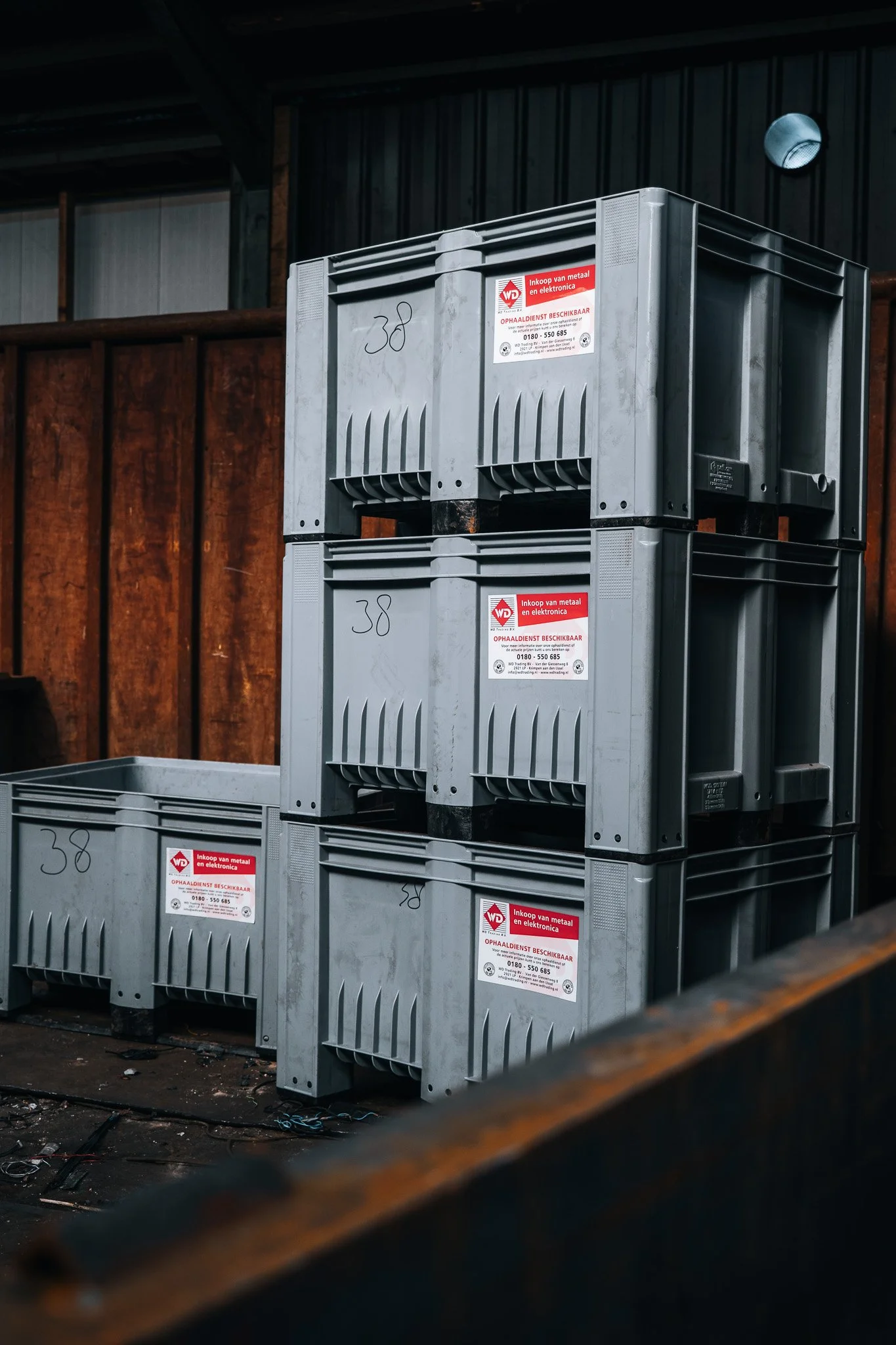 We hebben nieuwe palletboxen binnen, en dat is vooral handig voor u! Deze bakken kunnen we kostenloos bij u op locatie neerzetten. U vult ze met oudijzer, metalen of elektronica 'afval' en wij halen deze weer bij u op wanneer het u uitkomt. 

Het moo