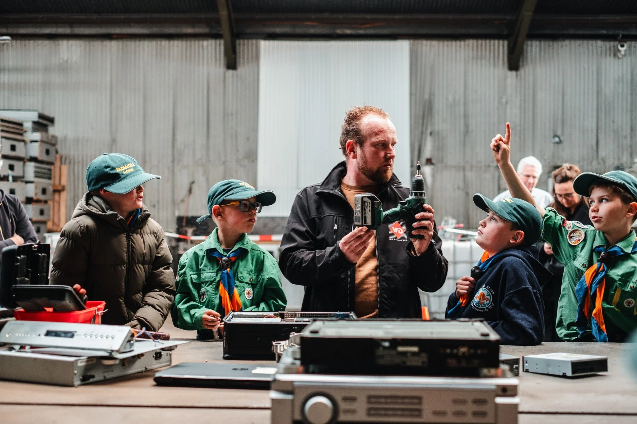 Open Bedrijvendag Krimpen 2026! Zet zaterdag 28 maart in uw agenda, want ook dit jaar doen wij weer mee! Onze loods gaat open en u krijgt een unieke kijk achter de schermen in de wereld van metaal tot recycling.

We maken er niet alleen een leerzame 