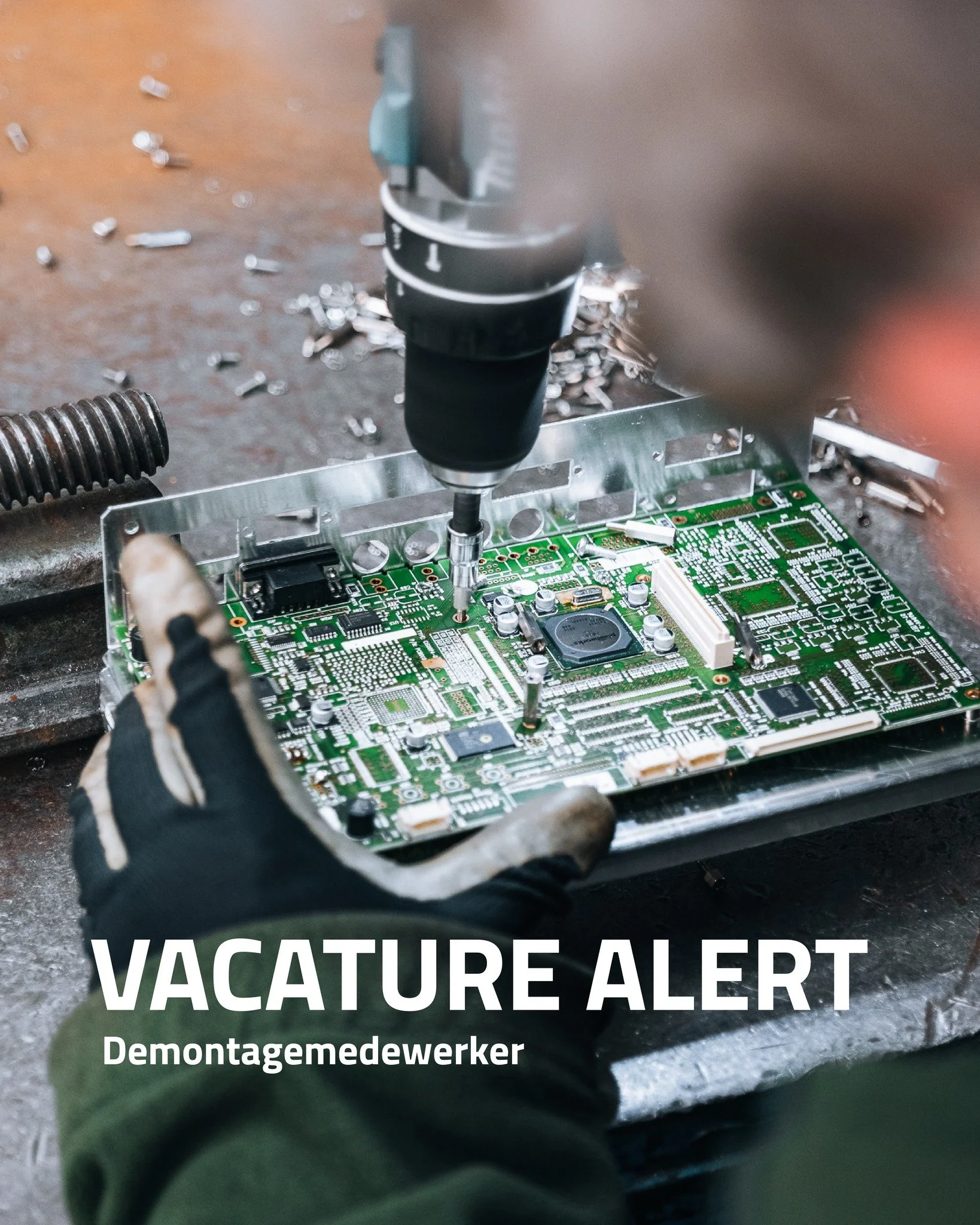 We zijn op zoek naar een nieuwe demontage medewerker. 
Vind je het leuk om materialen uit elkaar te halen? Ben je graag praktisch bezig en durf jij je handen uit de mouwen te steken? Dan zoeken we jou! 💪

Bekijk de vacature hier 👇
https://www.wdtra