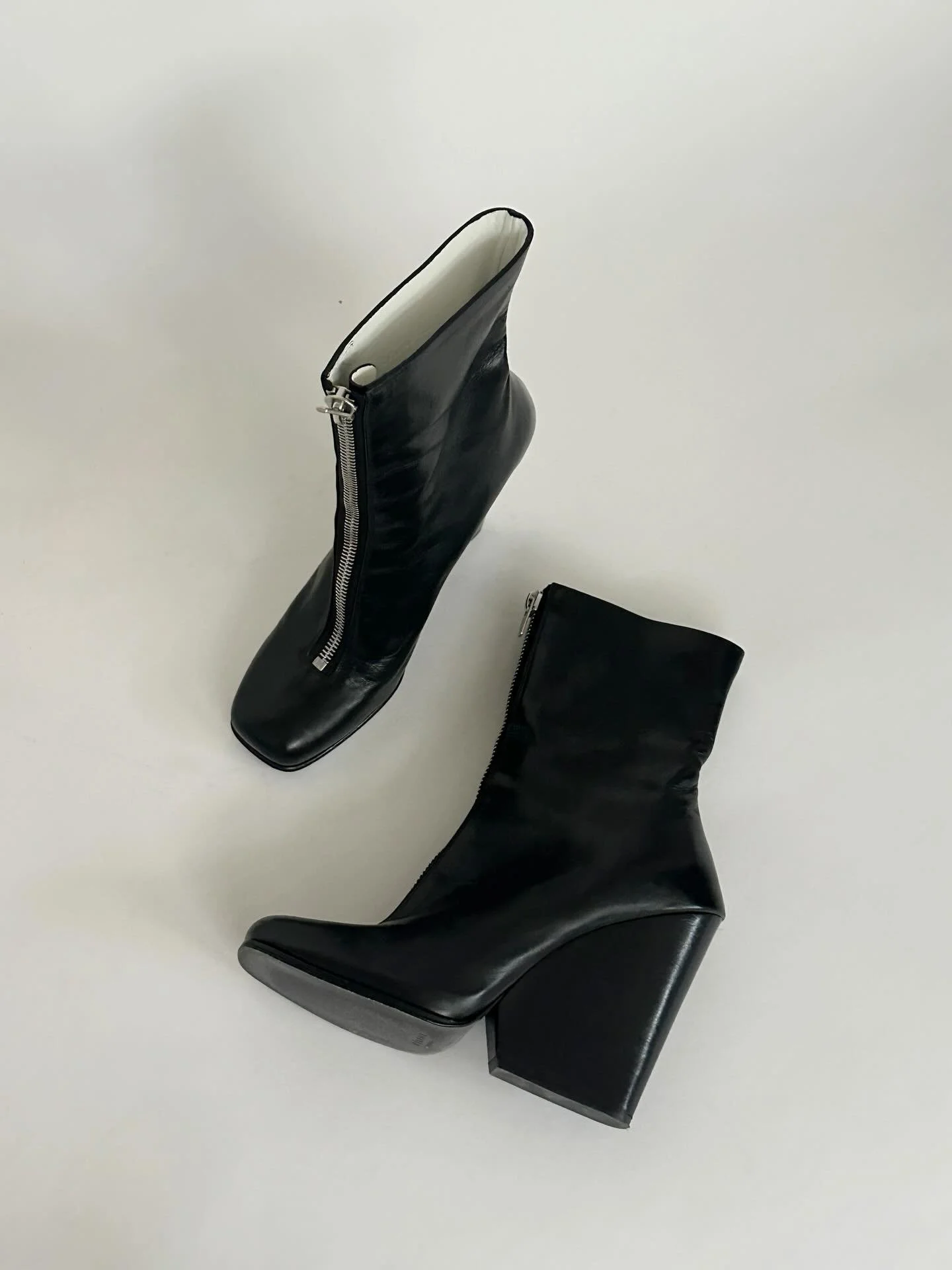 LAST DAY AT @olio.chicago 

celine diesel peter do max mara nicholas k allsaints emmanuel ungaro marni. . . I&rsquo;m doing god&rsquo;s work 

items available to shop ! &iexcl;

message me with any q&rsquo;s, concerns, poems, or riddles