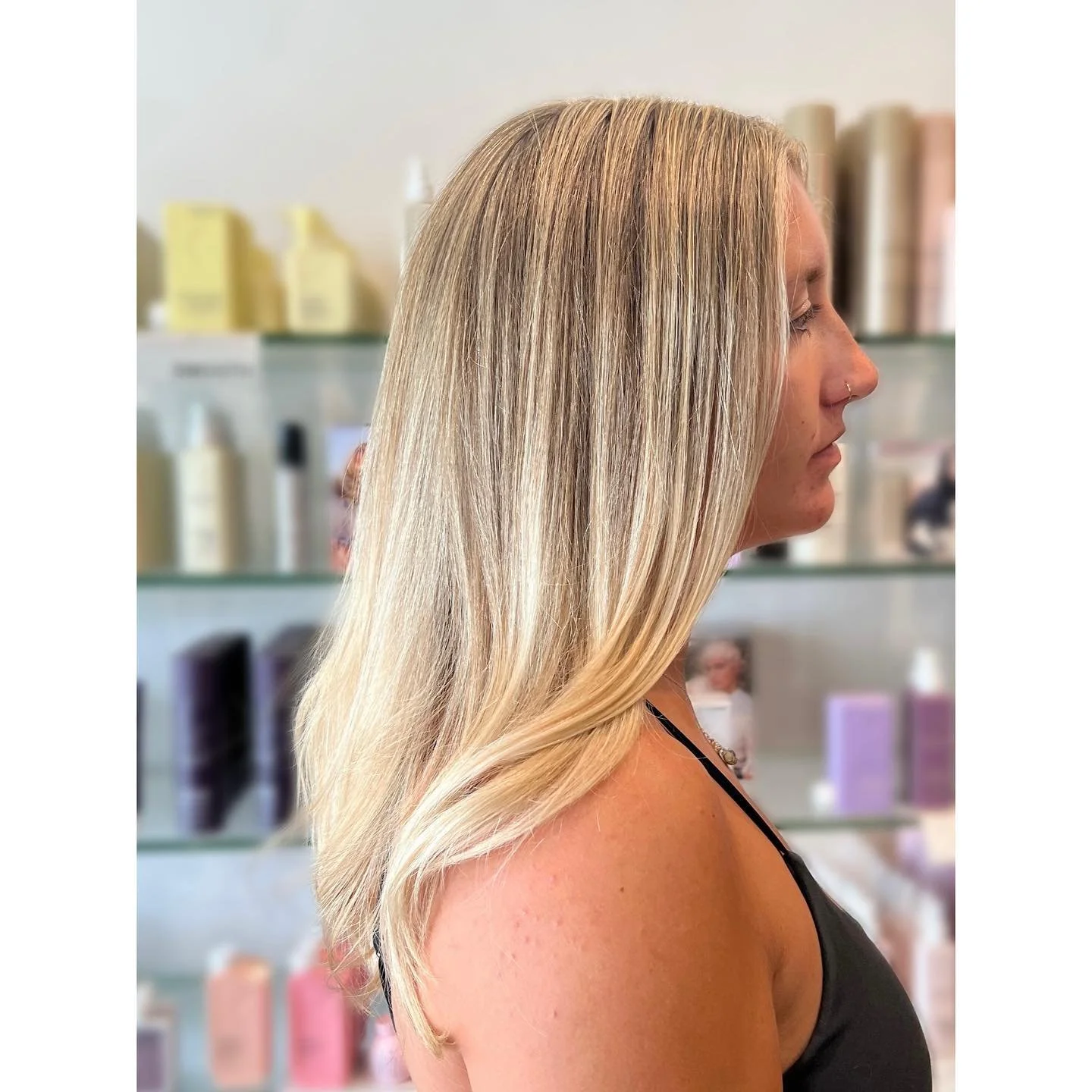 full highlight&rsquo;s are life changing.☀️ notice the difference a little light can make when taking photos! come in and get your summer hair. dm to book💬

#elizabeauty #santamonicahairstylist #venicebeach #venichairstylist #santamonicahairdresser 