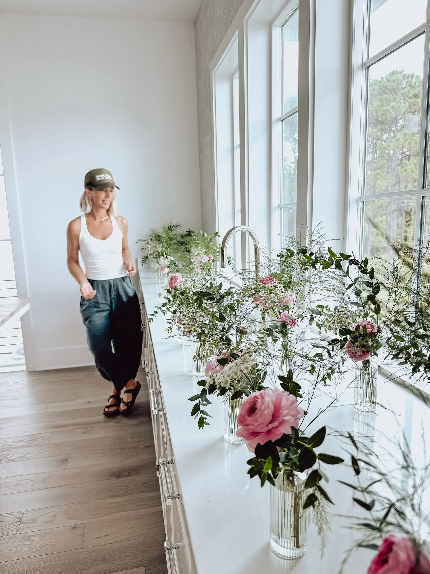 Obsessed with these lovelies for @morganizeit30a 🥰 How perfect is it to arrive at your vacation home with flowers for every room!? 

The whimsical greenery really paired well with the Ranunculus and Queen Anne&rsquo;s Lace!! And the perfect little v