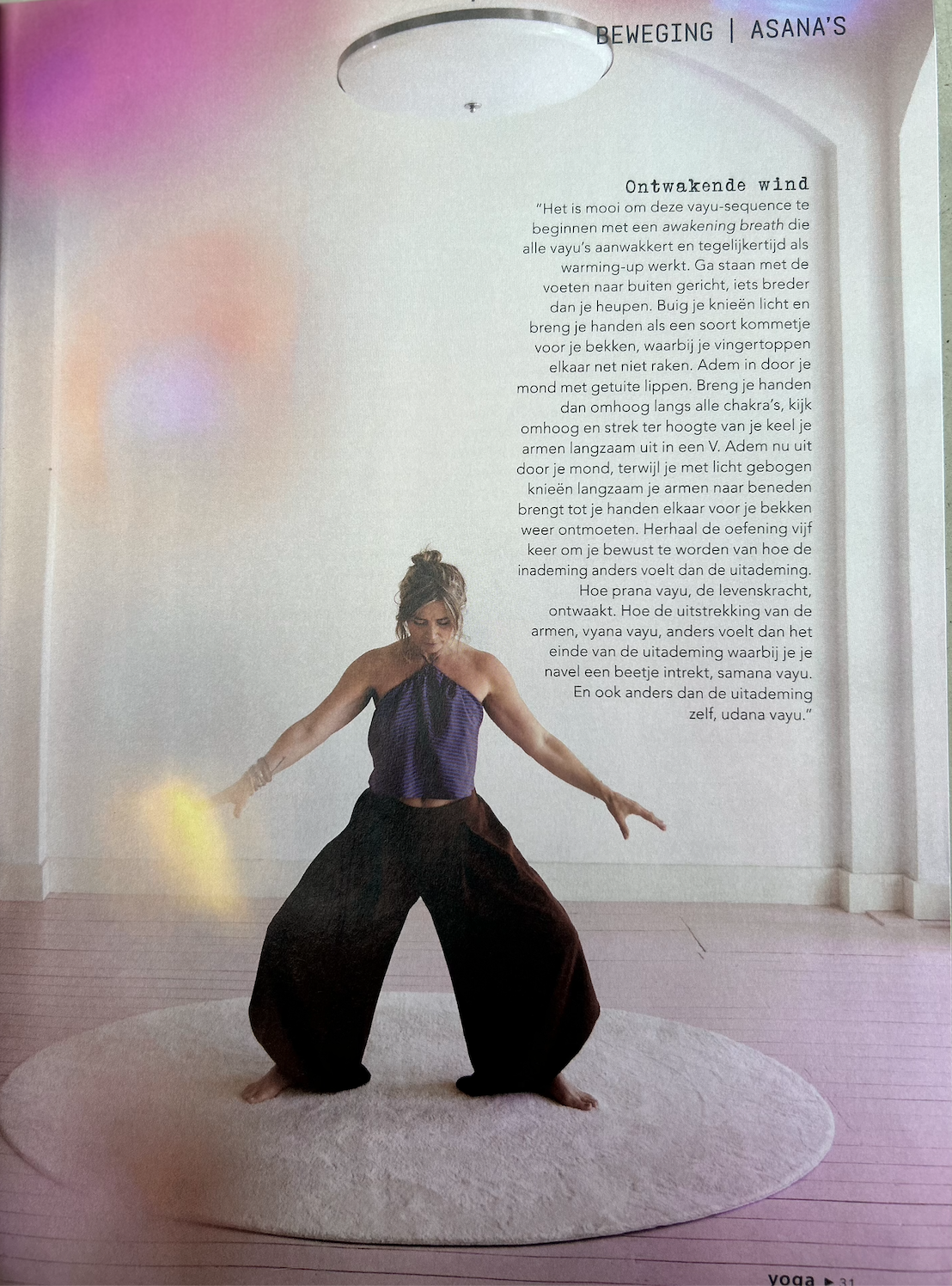 Een vrouw die yoga beoefent op een cirkelvormig tapijt in een kamer, met tekst over ontwaking en ademhaling naast haar.