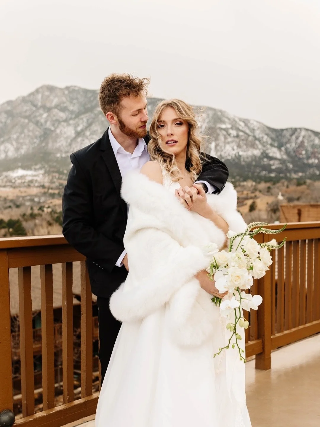 Wrapped in winter elegance, this bride brought warmth and glamour to the mountains. From softly defined curls to radiant skin, her look was all about timeless beauty with a touch of drama.
⠀⠀⠀⠀⠀⠀⠀⠀⠀
We&rsquo;re obsessed with this snowy-day love story