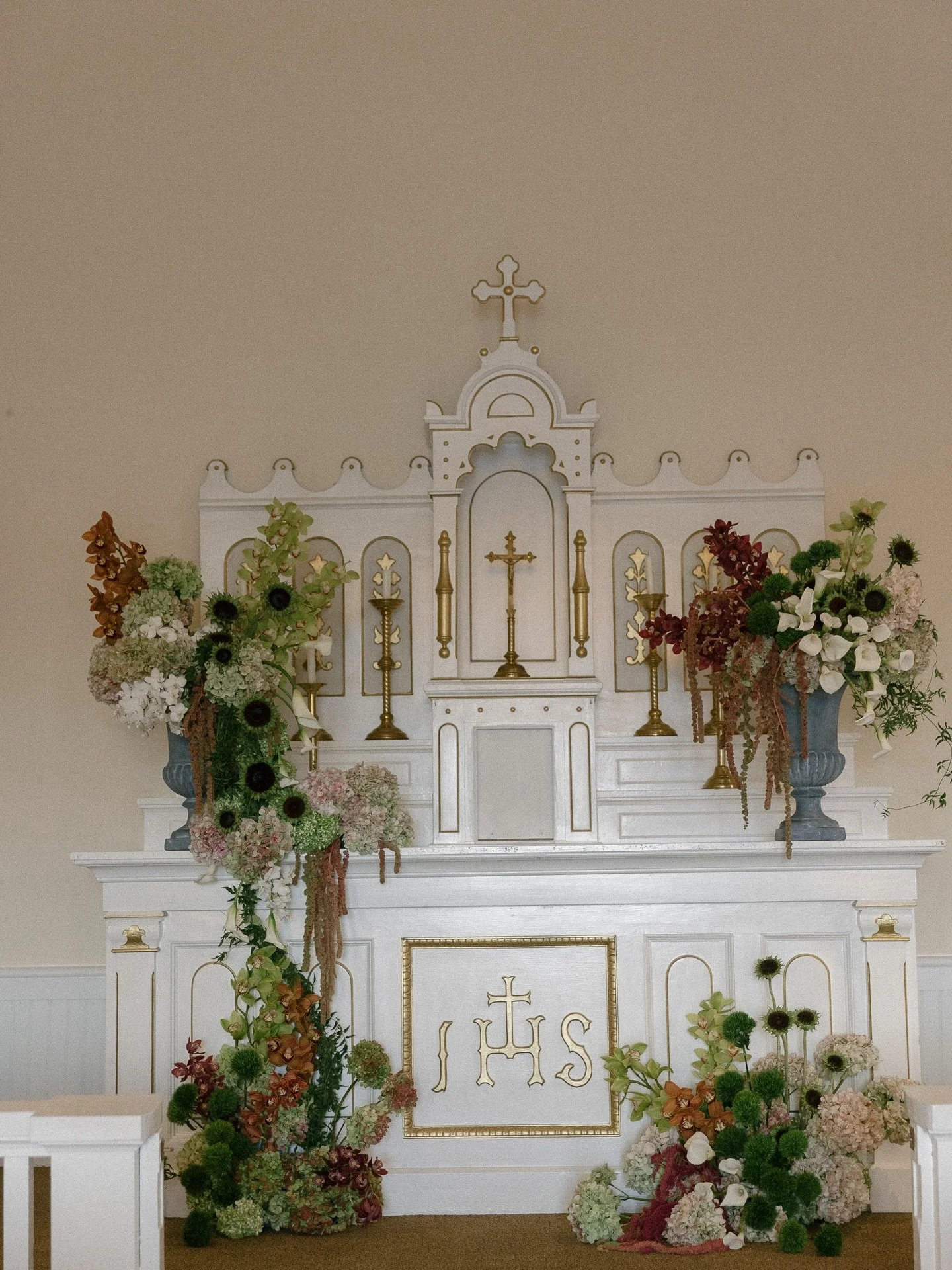Going to the chapel, and we&rsquo;re going to get married&hellip;

Photography: @iamjesshunter
Videography: @mattkuma
Venue &amp; Catering: @rocheharborresort
Florals: @cfranklindesign
Hair: @studio_bahtoh
Makeup: @jordankhafford
Rentals: @bbjlatavol