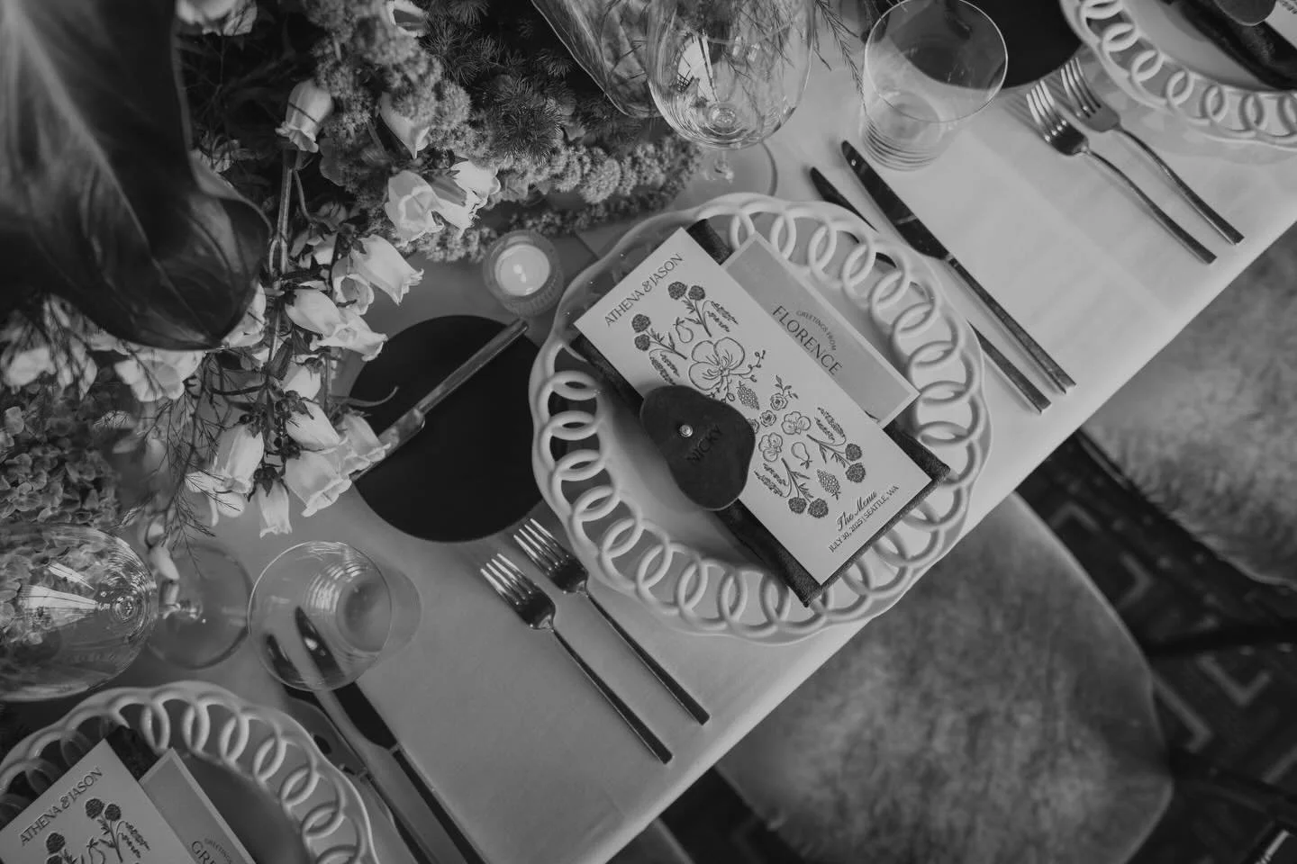 This table was a dream to see come together. Beautiful stationery including postcards with individually written haikus on the back, lush and abundant florals, all paired with an amazing dining experience. What more could you ask for?

Photography: @b