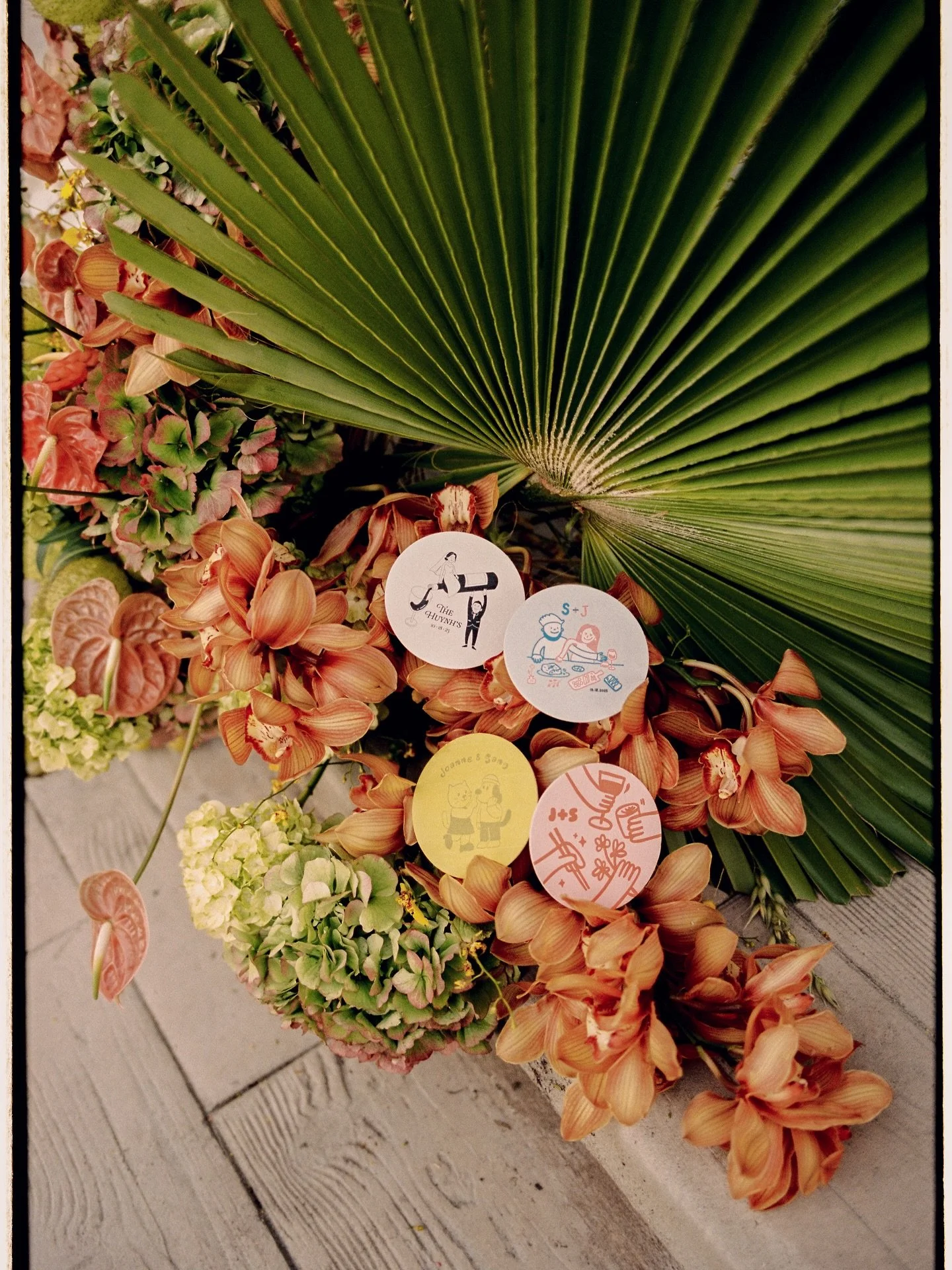 The details that infuse personality into your wedding day ✨ 
S+J love collecting coasters from their favorite restaurants and bars, so it was natural that they asked a few of their design friends to create coasters for their wedding day. It was so sp