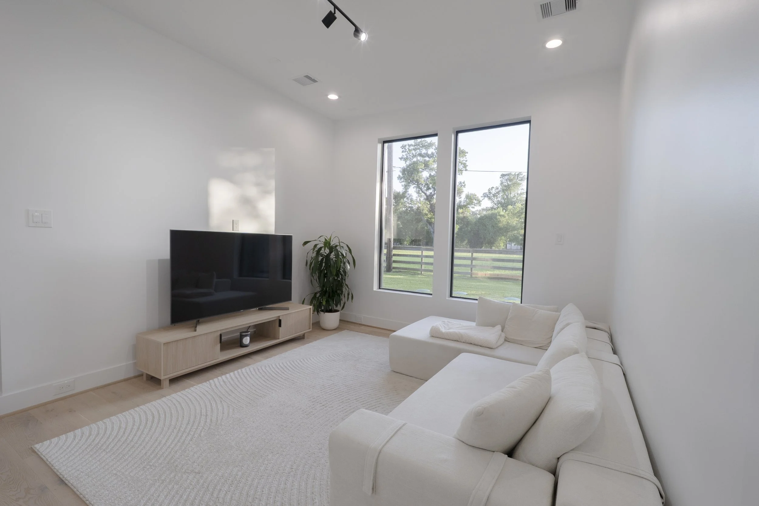 5210 Manor-14.jpg