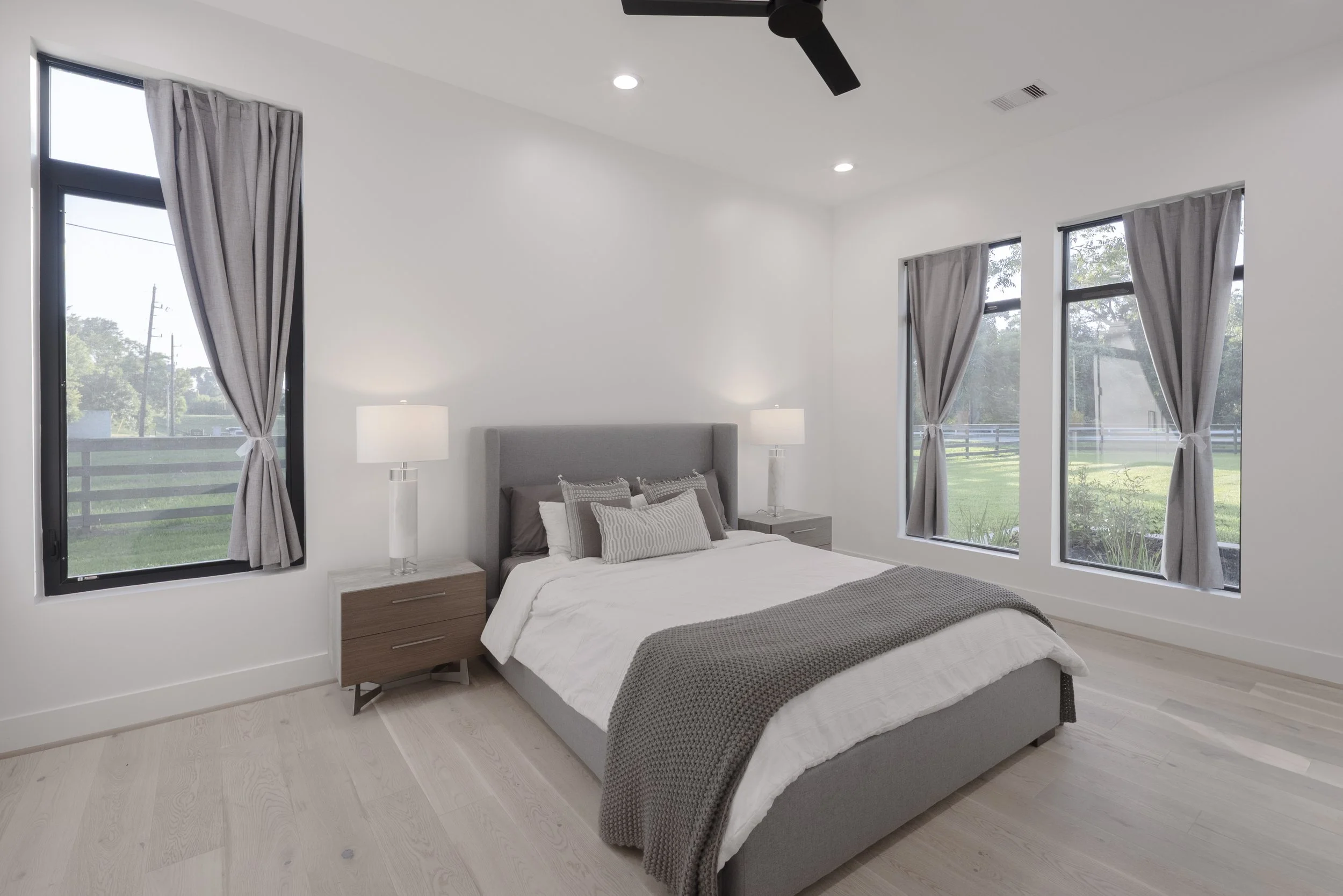5210 Manor-10.jpg
