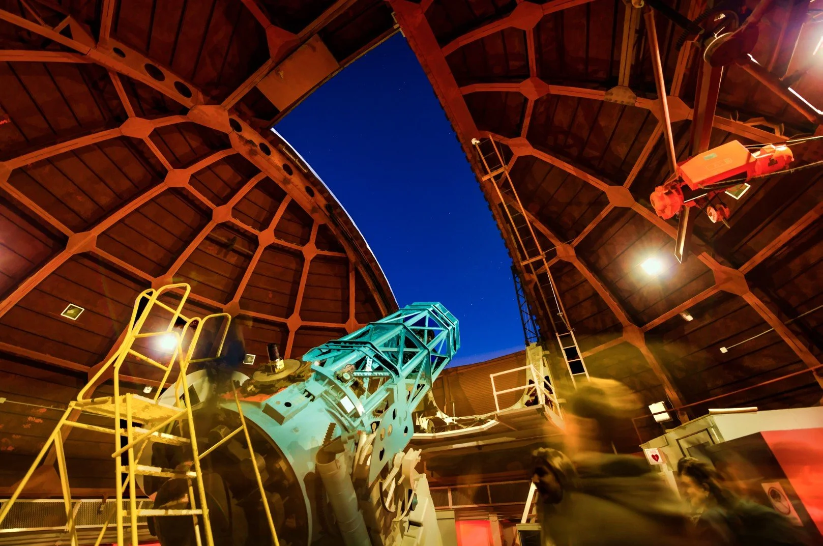 60 inch reflector inside Mt Wilson observatory.jpg