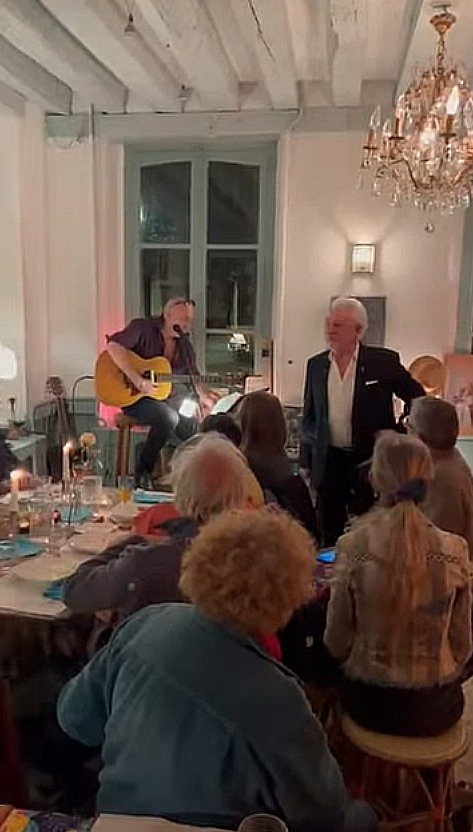 Des vitrines de la mode aux fen&ecirc;tres du village&hellip;
Nous venons du monde de la pub et de la mode.

Des univers brillants, mais souvent anonymes.

Ici, &agrave; La Fert&eacute;-Vidame, tout est diff&eacute;rent :

on se parle, on se conna&ic