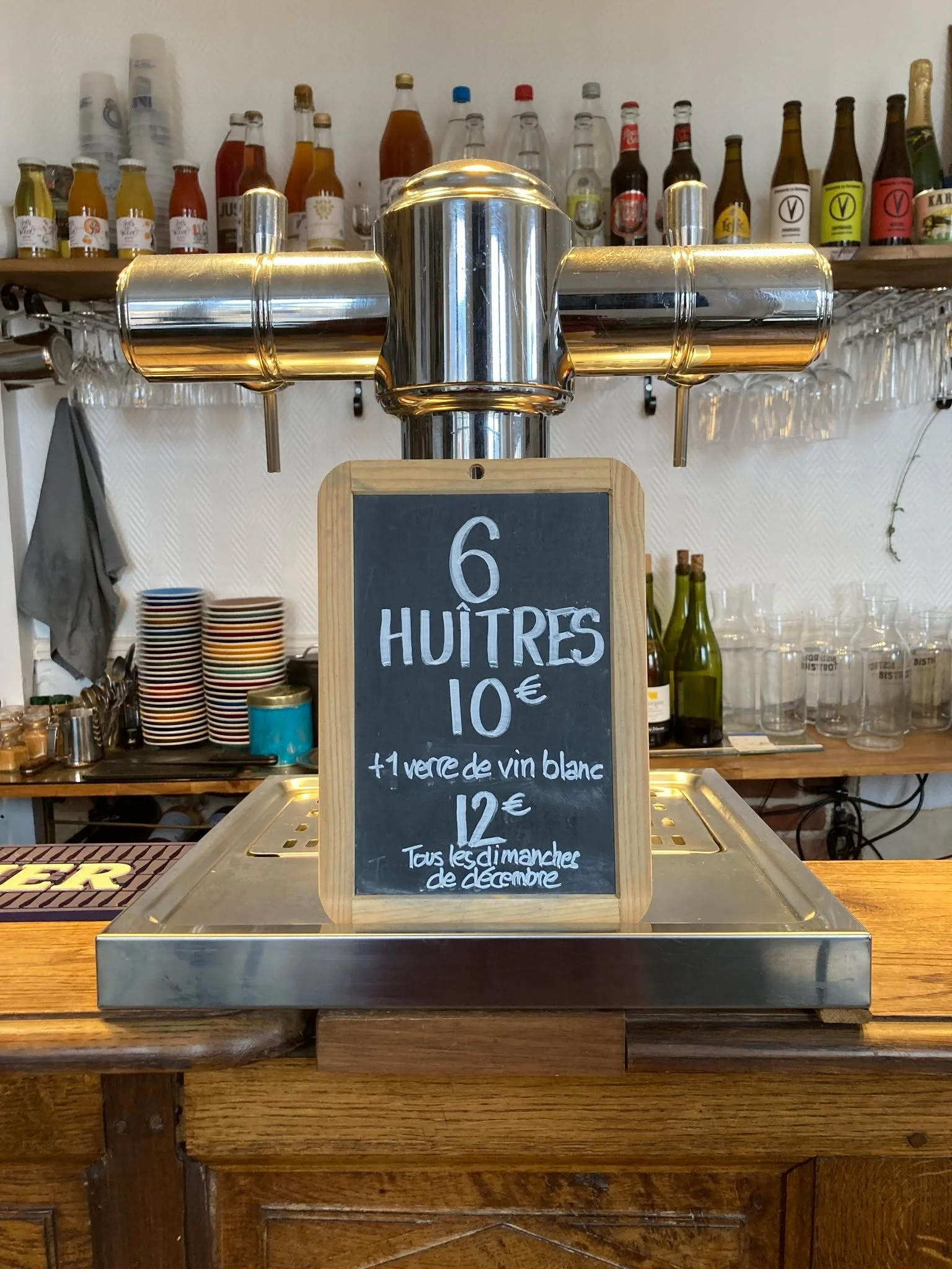 Les dimanches de d&eacute;cembre prennent un air de bord de mer Aux Lapins Bleus !
Hu&icirc;tres fra&icirc;ches, bon vin blanc, ambiance conviviale&hellip;

📅 Tous les dimanches de d&eacute;cembre
🦪 6 hu&icirc;tres : 10 &euro;
🥂 Avec un verre de v