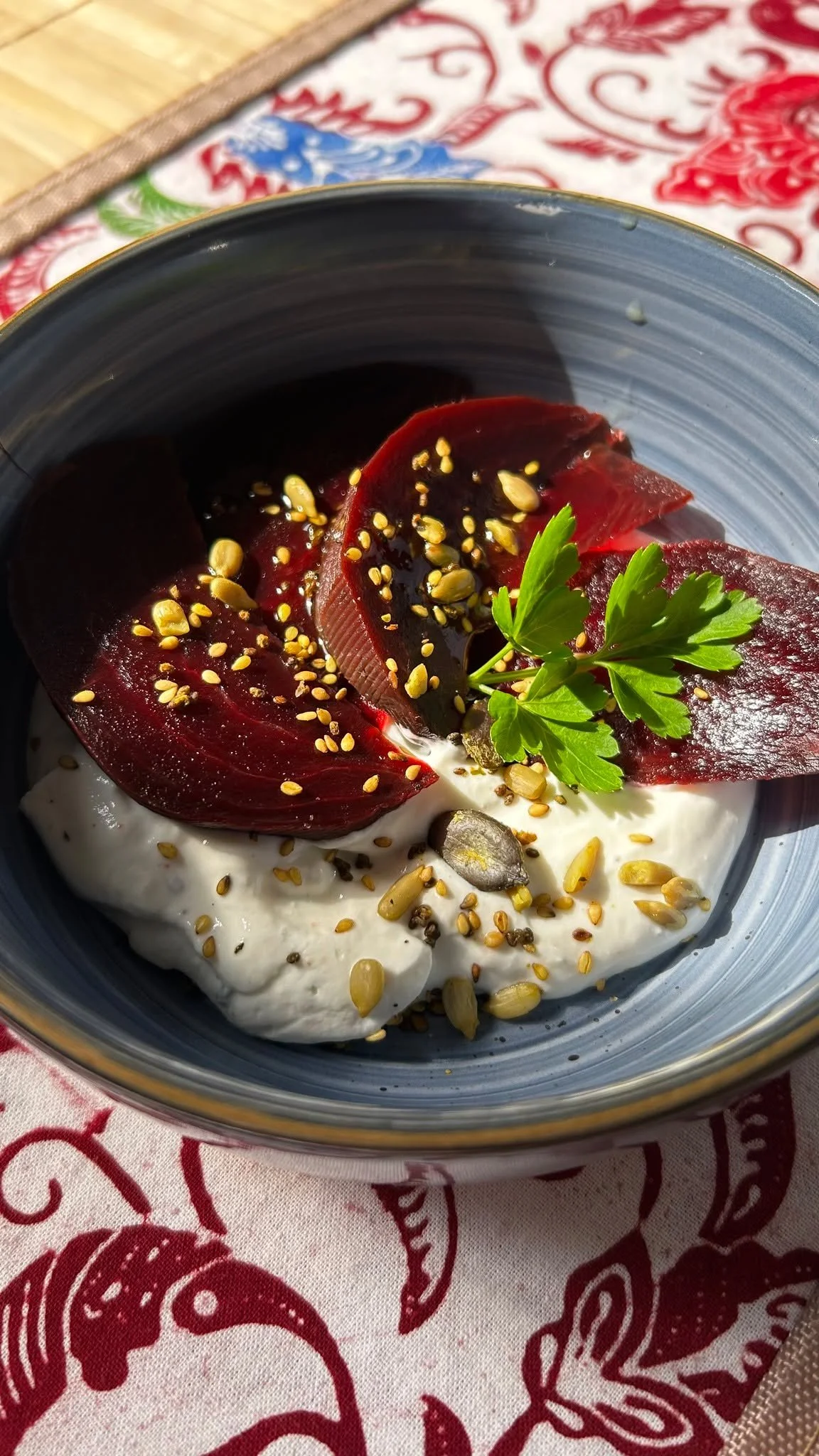La betterave, pour beaucoup d'entre nous : froide, molle, vinaigre, cantine. Un l&eacute;gume qui a pass&eacute; trente ans &agrave; se faire du tort.

Les lapins, eux, n'ont jamais eu ce probl&egrave;me. Ils ont toujours su.

Chez nous les lapins so