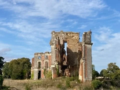 Demain, l'&eacute;quipe de rep&eacute;rage du Village Pr&eacute;f&eacute;r&eacute; des Fran&ccedil;ais d&eacute;jeune aux Lapins Bleus. 🎬

On ne gagnera peut-&ecirc;tre pas &mdash; mais franchement, on le m&eacute;rite. On a un ch&acirc;teau. Bon, i