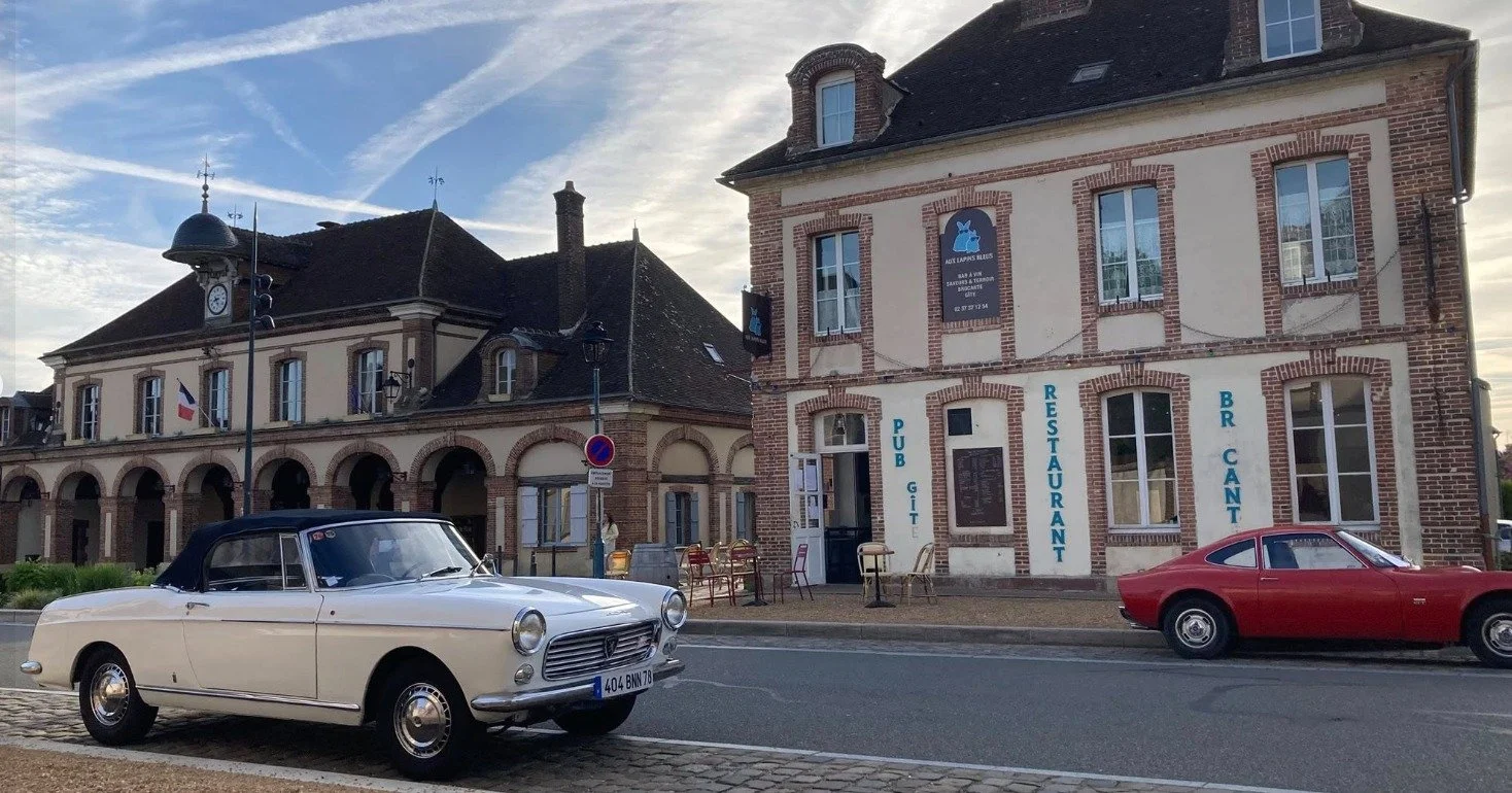 La Fert&eacute;-Vidame est en train de devenir un vrai p&ocirc;le pour les amoureux de belles m&eacute;caniques. 🚗✨
Les rassemblements de voitures anciennes se multiplient sur la place, port&eacute;s par une communaut&eacute; de passionn&eacute;s et