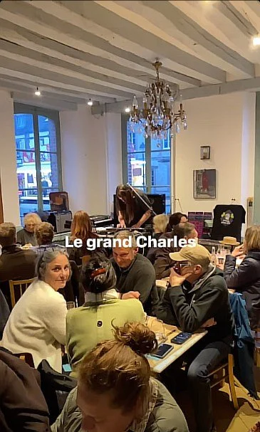 🐰 Quelle semaine aux Lapins Bleus !
Beaucoup de monde, beaucoup d'&eacute;nergie, beaucoup de bonheur. Le concert de Charles 'Amorito' &eacute;tait tout simplement merveilleux &mdash; merci &agrave; lui et &agrave; vous tous qui &eacute;tiez l&agrav