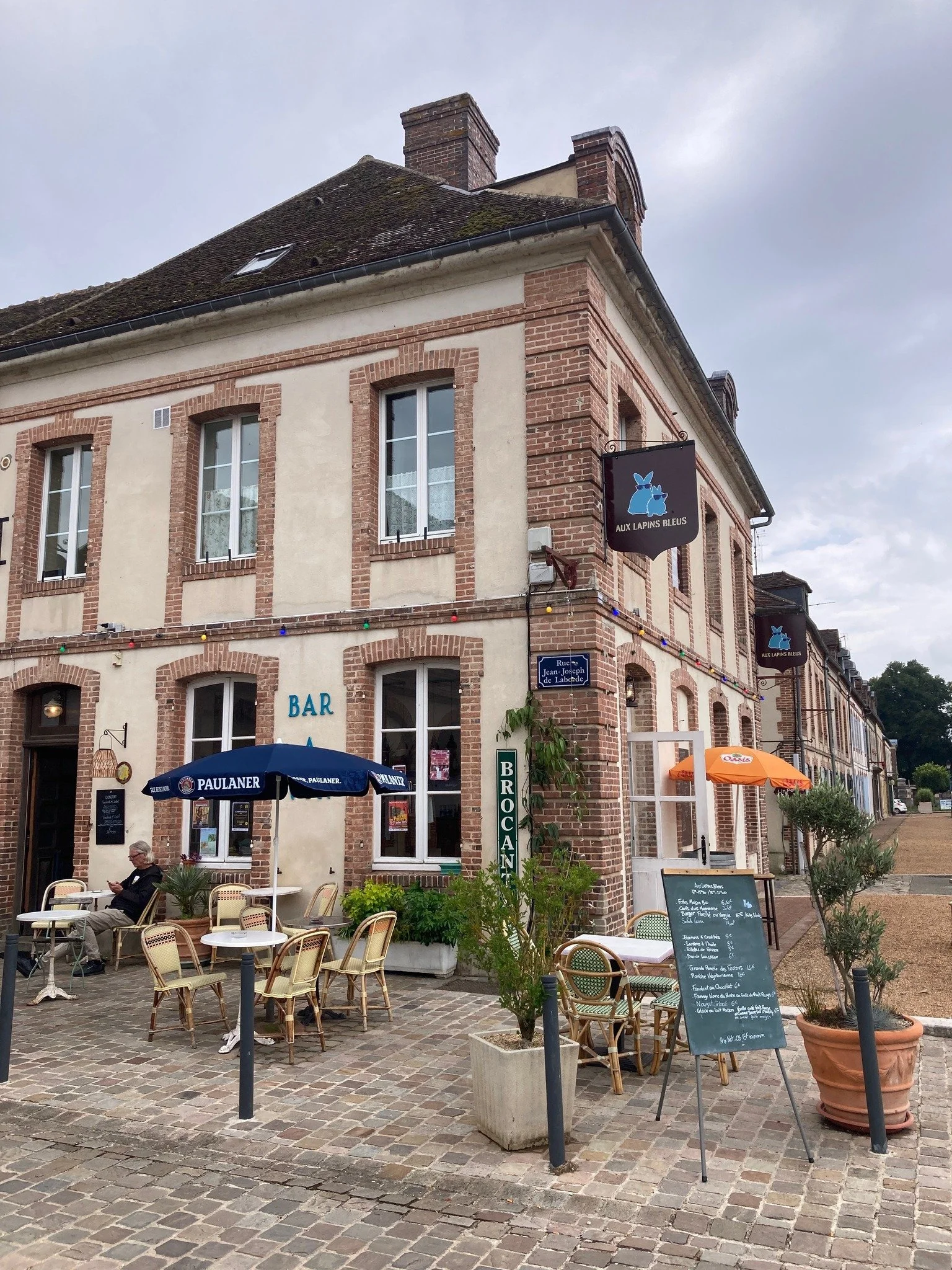 🌸 Long week-end de Pentec&ocirc;te &mdash; on vous attend !
Le soleil est enfin annonc&eacute;, et on sort la terrasse 🌞 C'est le moment parfait pour un d&eacute;jeuner ou un d&icirc;ner au vert, en Perche.
Nous serons ouverts vendredi, samedi, dim