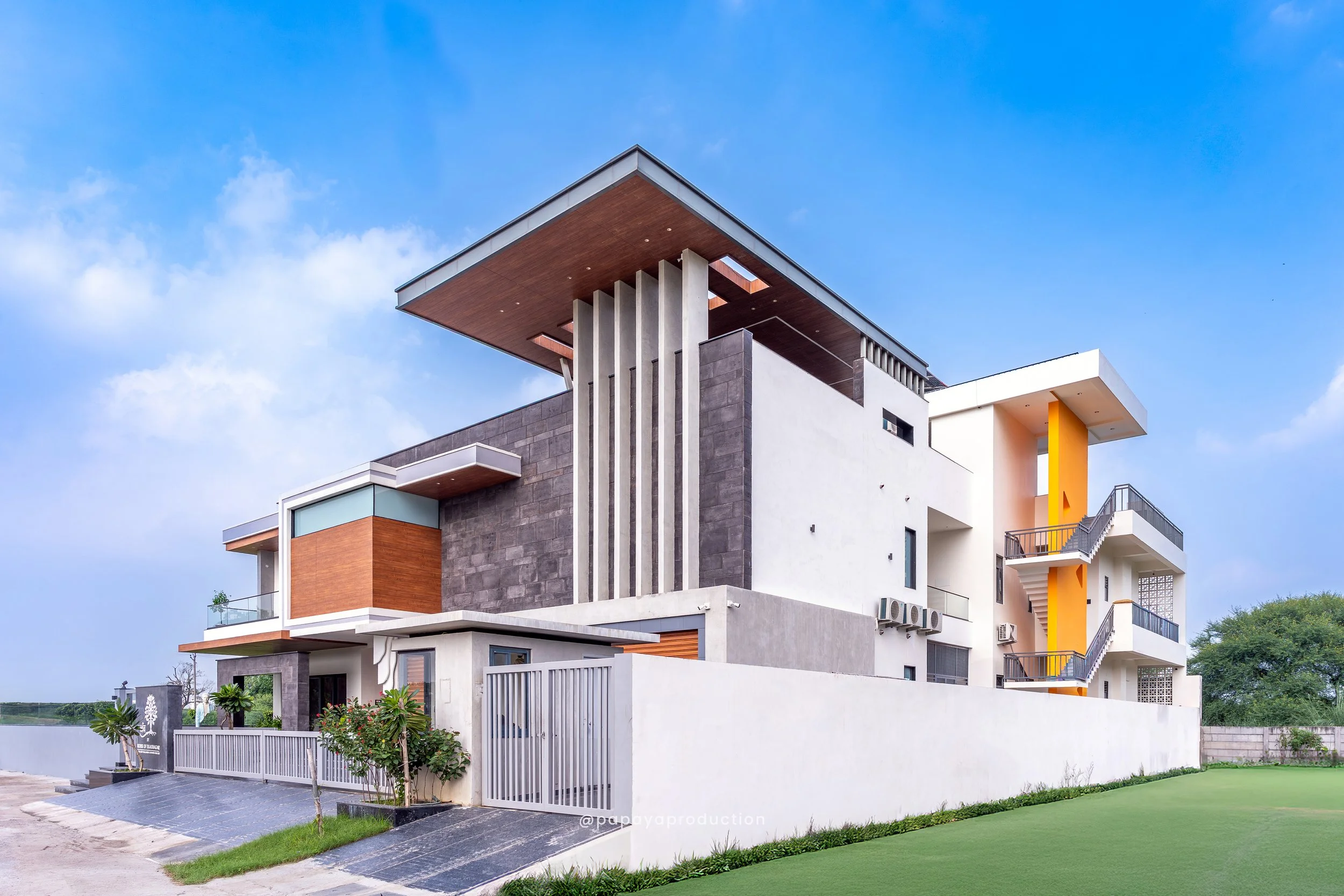 Architecture photo by PAPAYA PRODUCTION