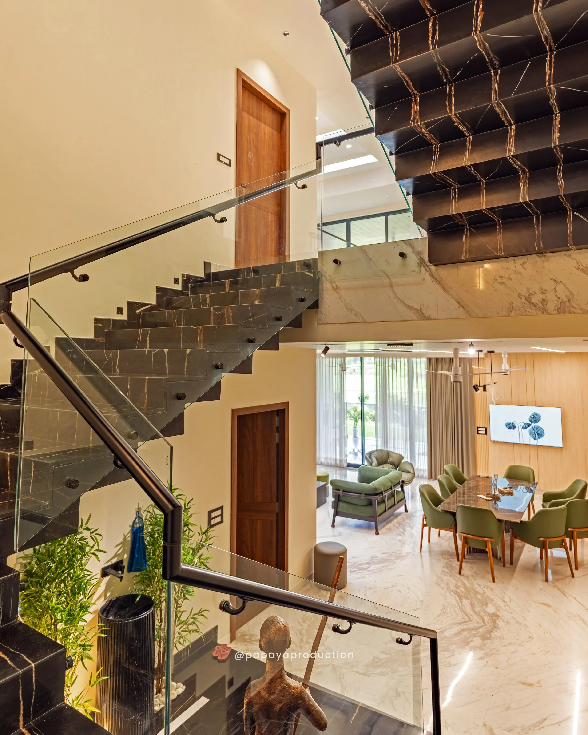 Architecture photo by PAPAYA PRODUCTION